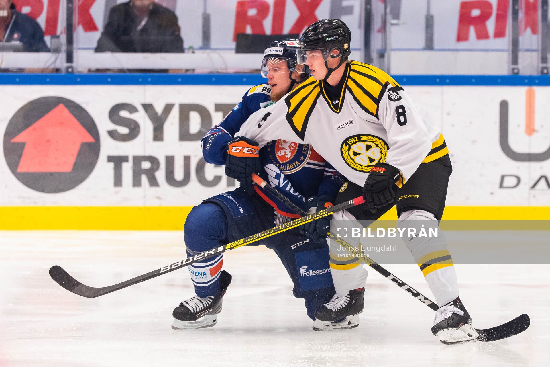 Brynäs Victor Söderström och Växjös Ludvig Nilsson i
