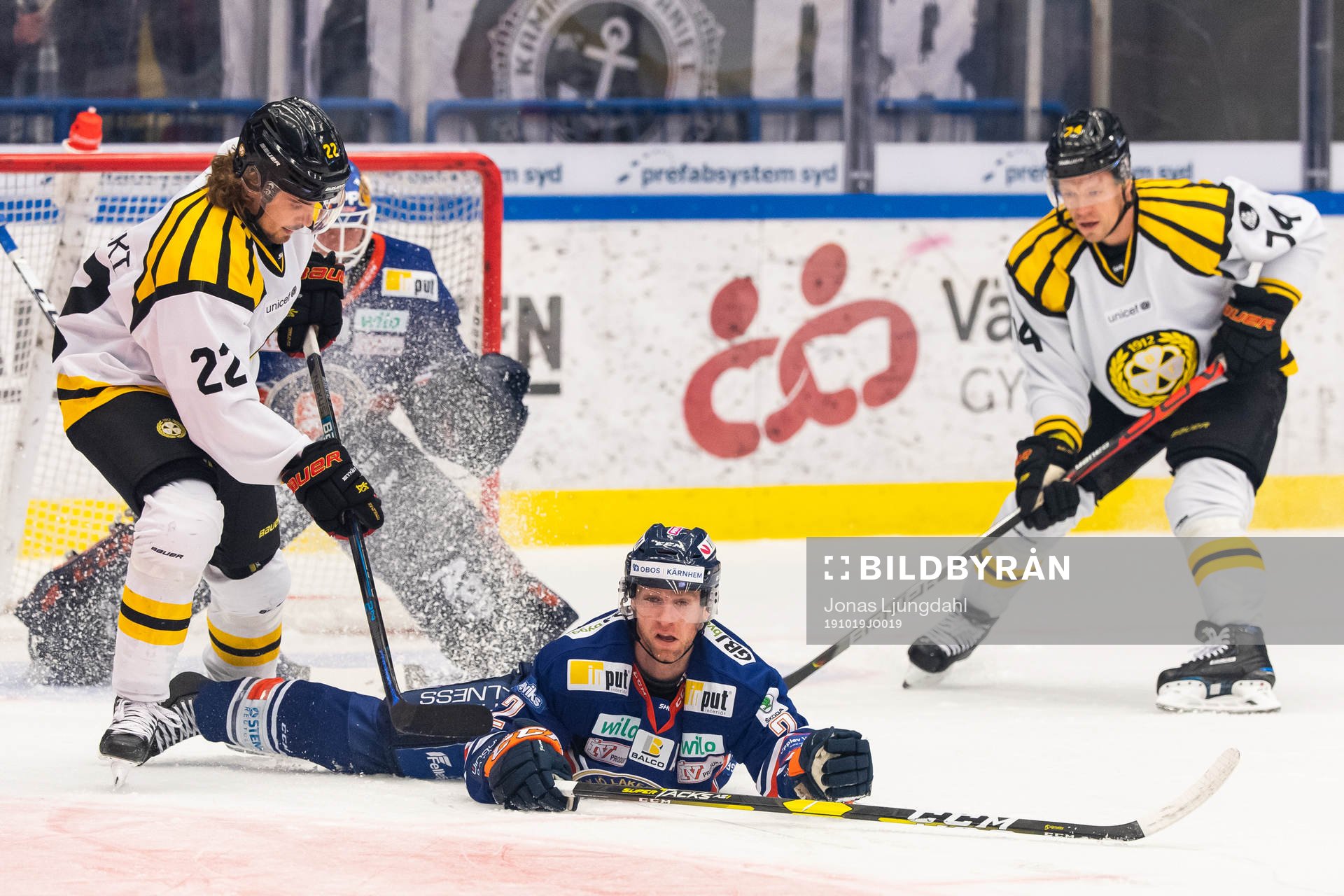 Växjös Matthew Bodie faller mellan Brynäs Adam Brodecki