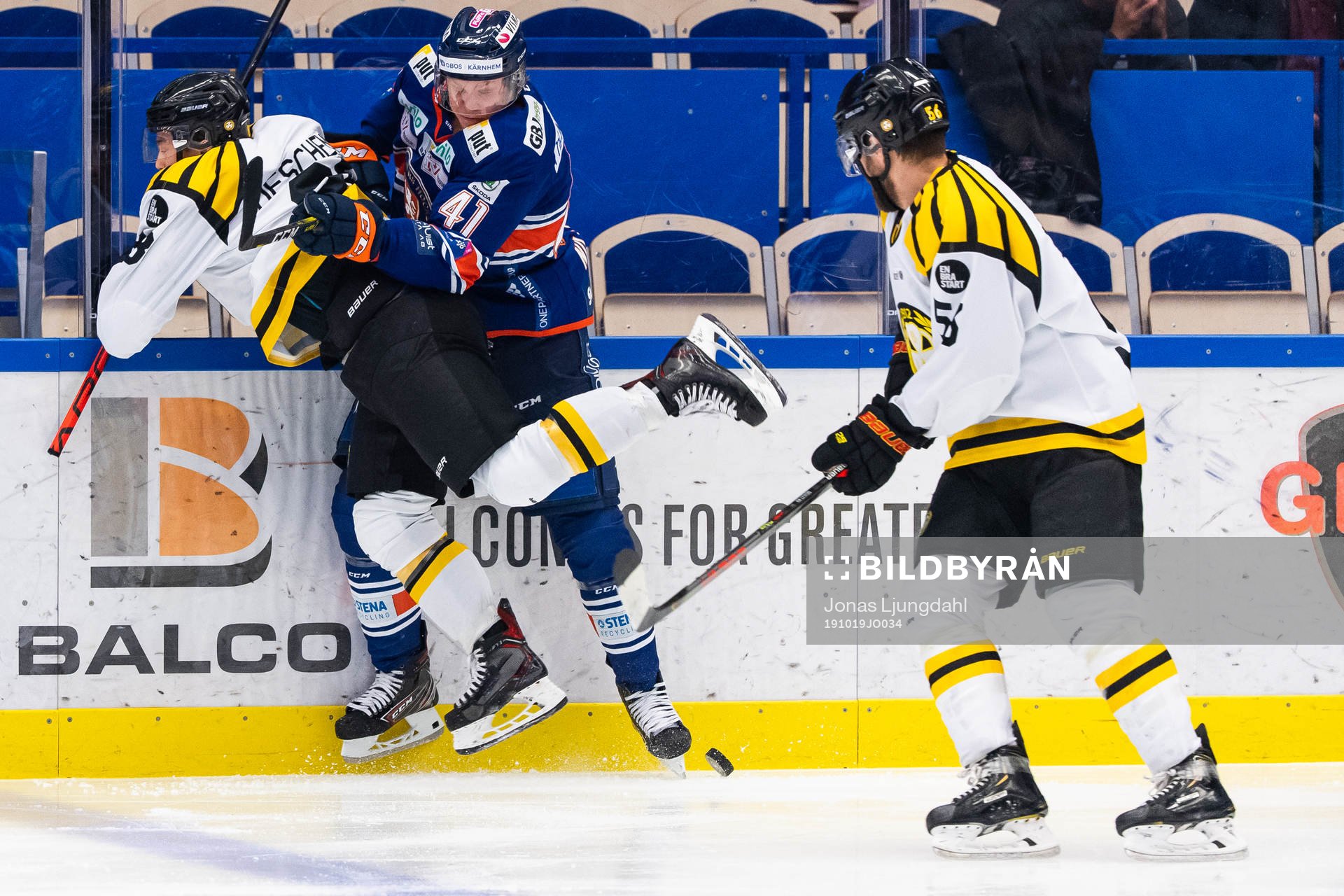 Brynäs Jaedon Descheneau  tacklas av Växjös Ludvig