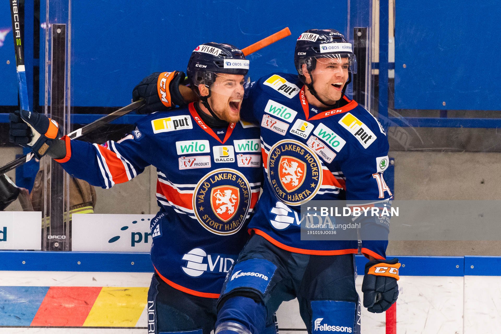 Växjös Brendan Shinnimin och Emil Pettersson jublar