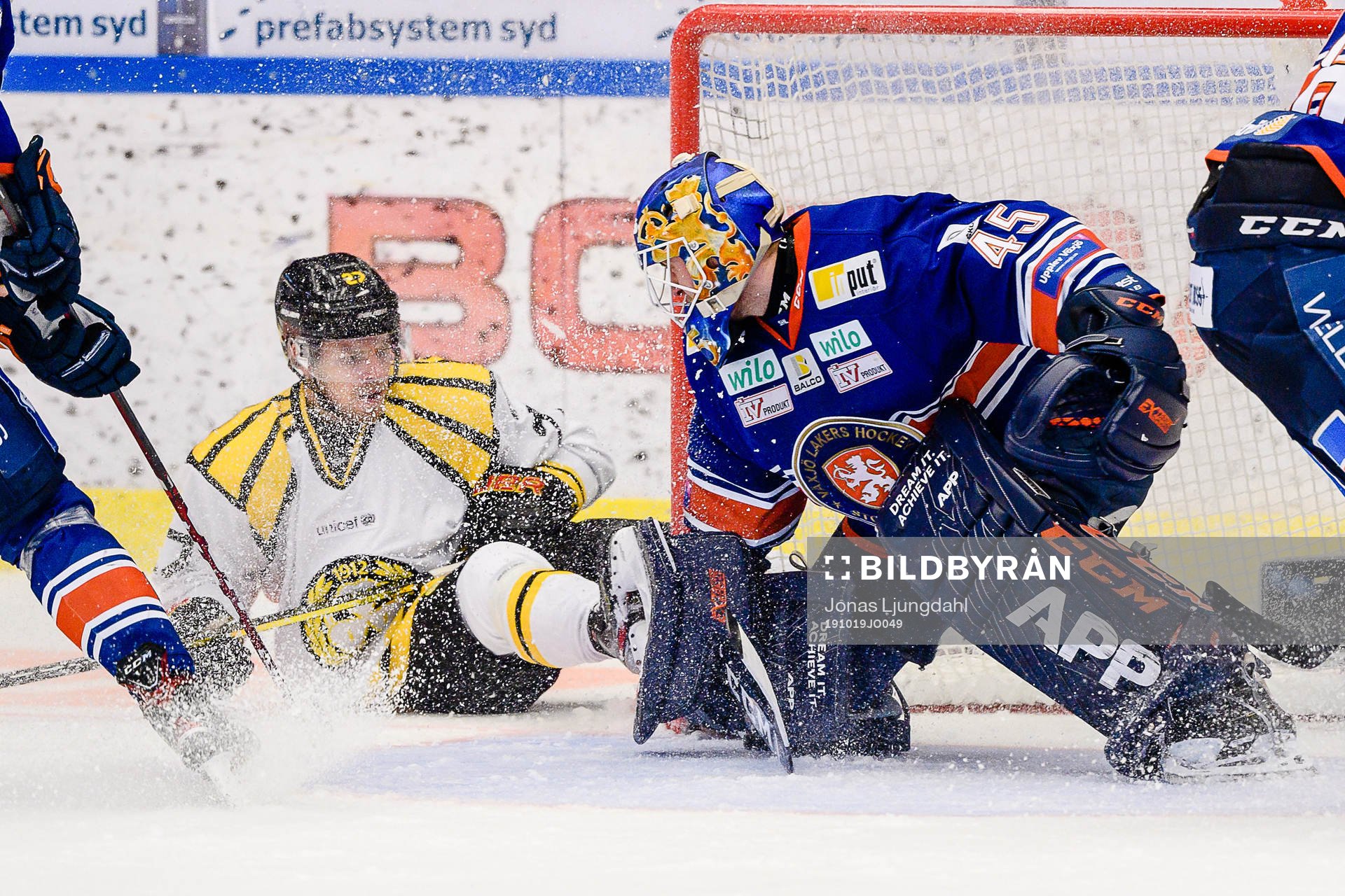 Brynäs Emil Forslund oroar vid Växjös målvakt Viktor