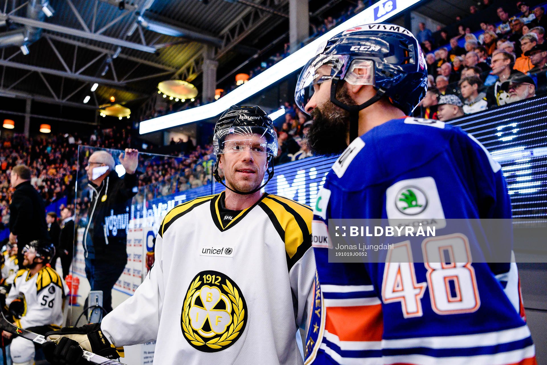 Brynäs Nicklas Danielsson pratar med Växjös Daniel