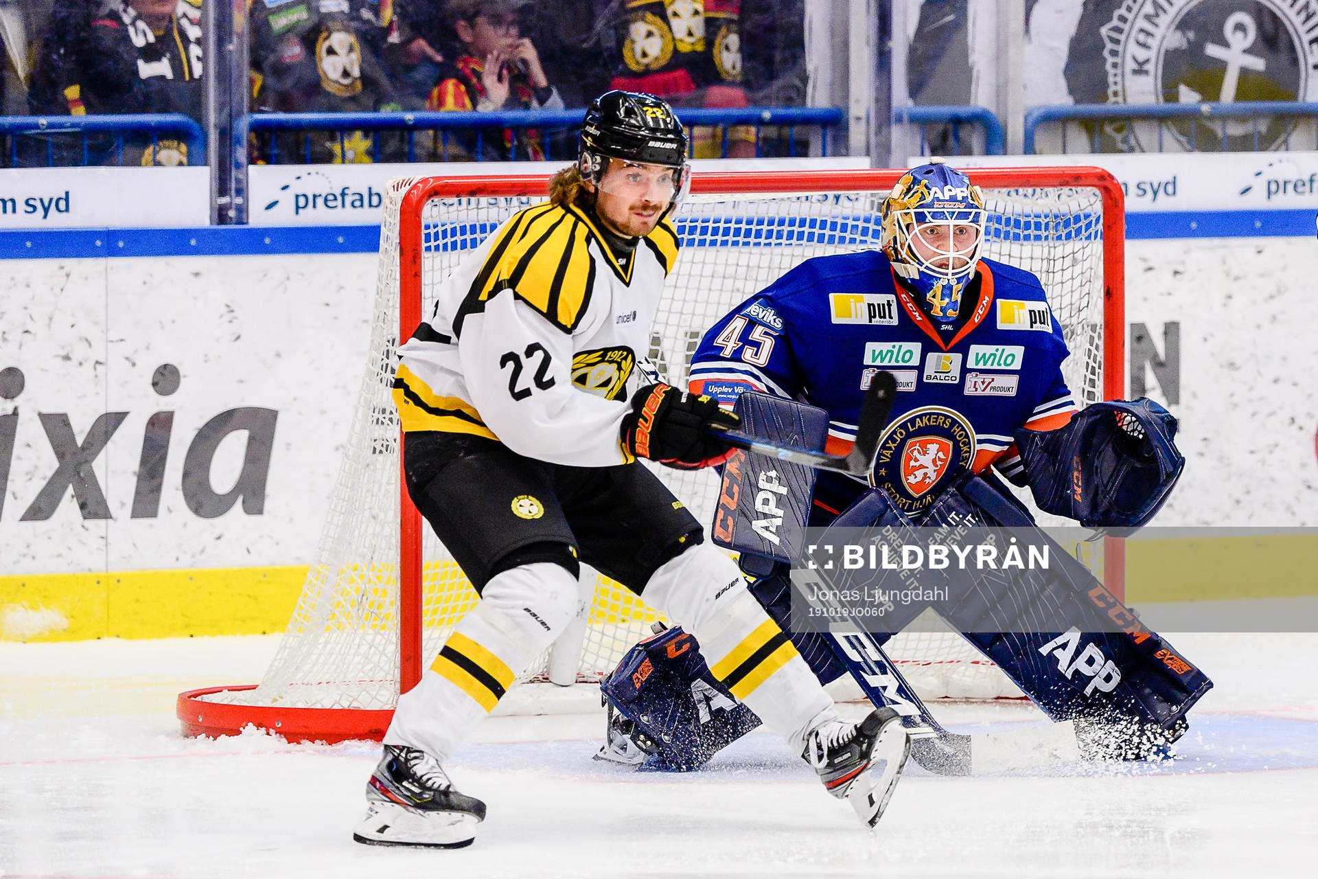 Brynäs Adam Brodecki oroar framför Växjös målvakt