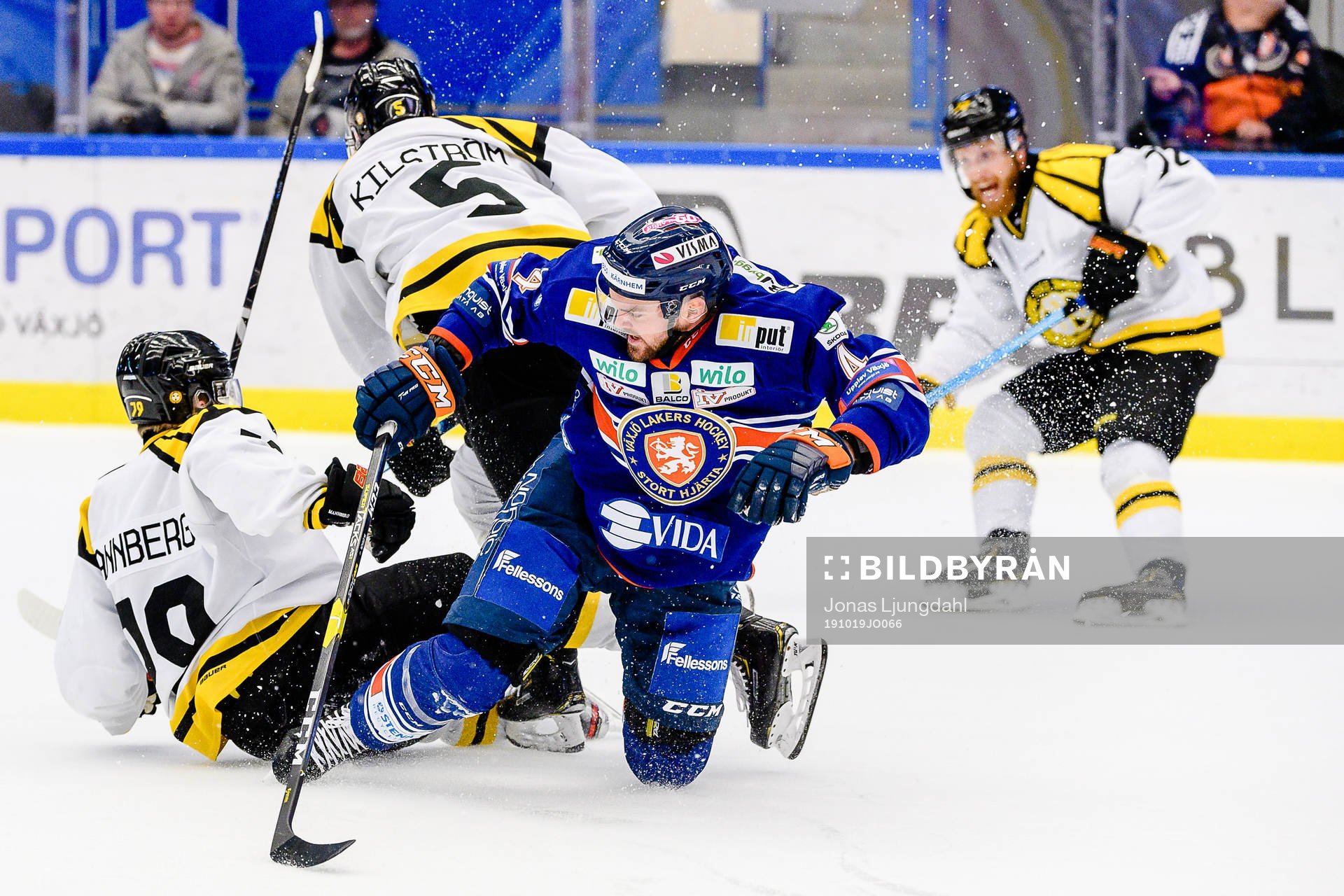 Växjös Tim Erixon tacklar Brynäs Daniel Mannberg och