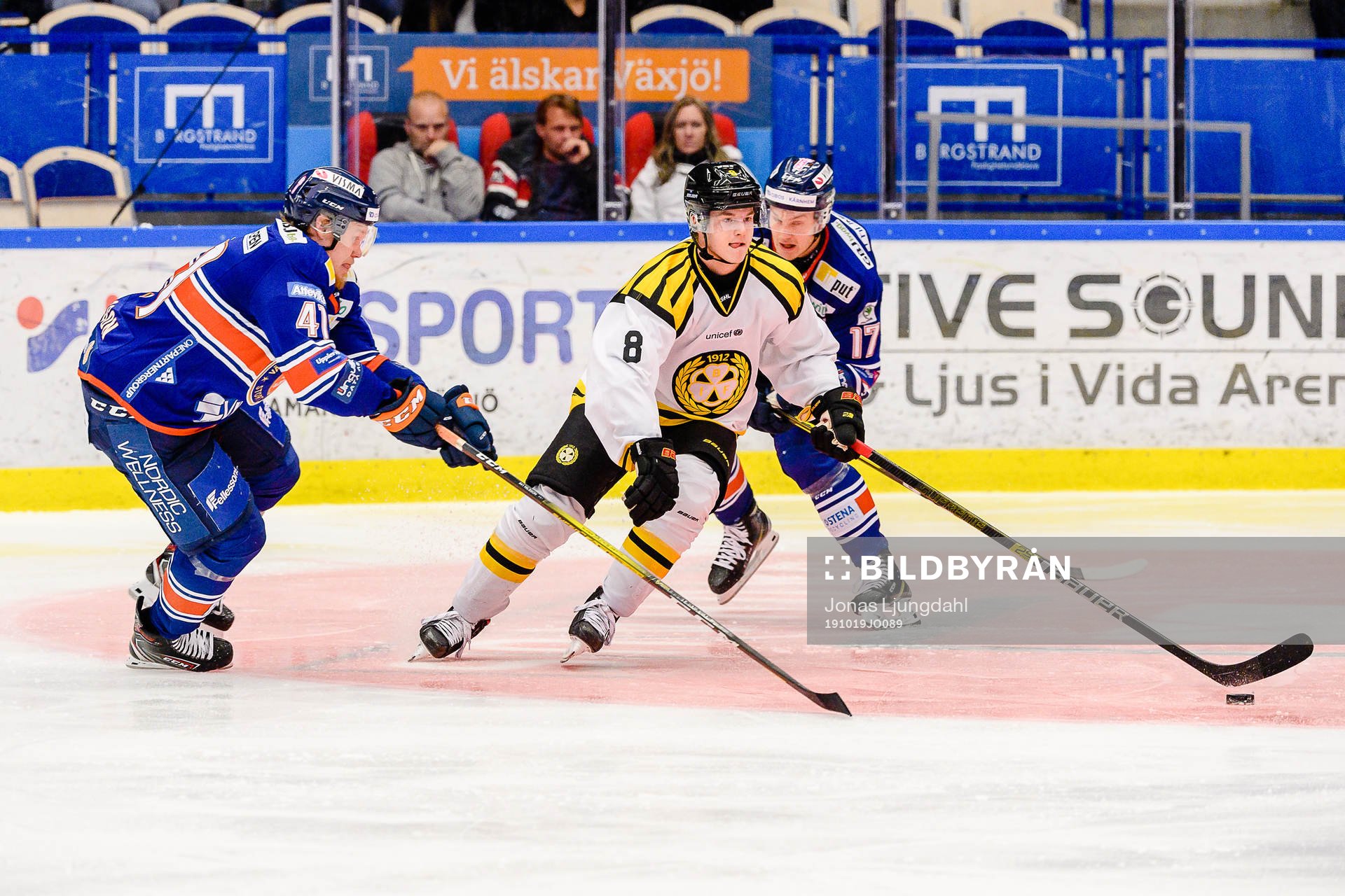 Brynäs Victor Söderström jagas av Växjös Ludvig Nilsson