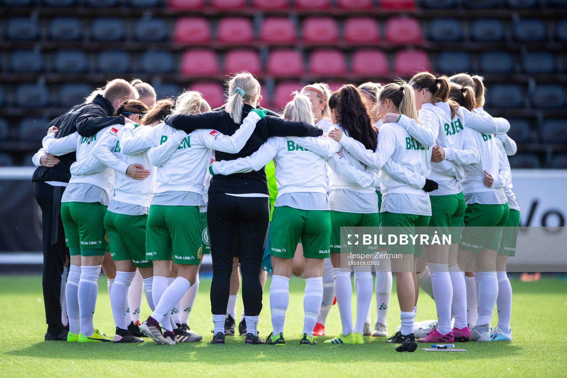 Hammarbys spelare samlas i en ring under uppvärmningen inför fotbollsmatchen i Elitettan mellan BP och Hammarby den 19 oktober 2019 i Stockholm.