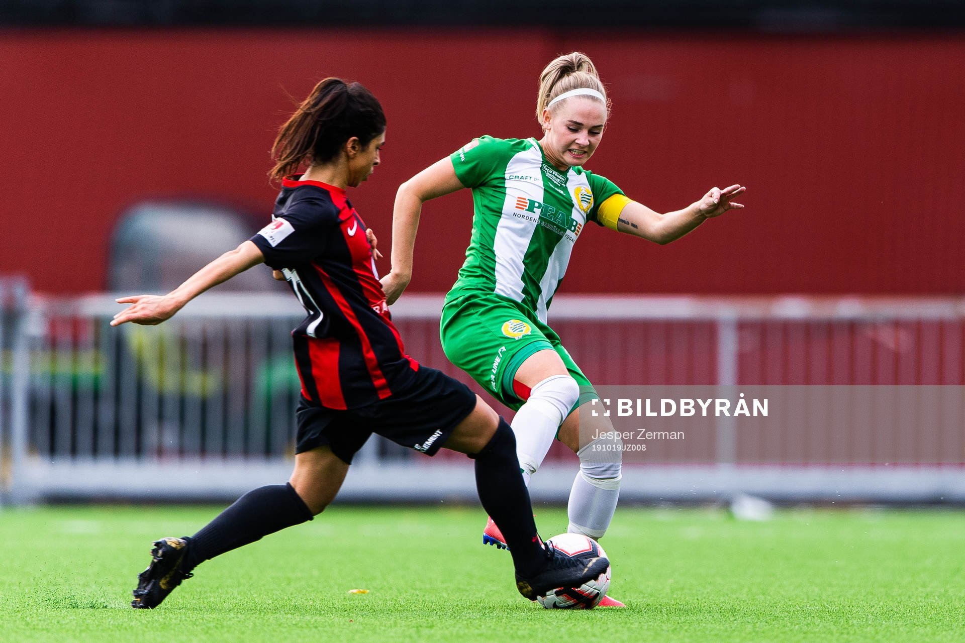 Brommapojkarnas Aisha Faiqi och Hammarbys Emma Jansson i