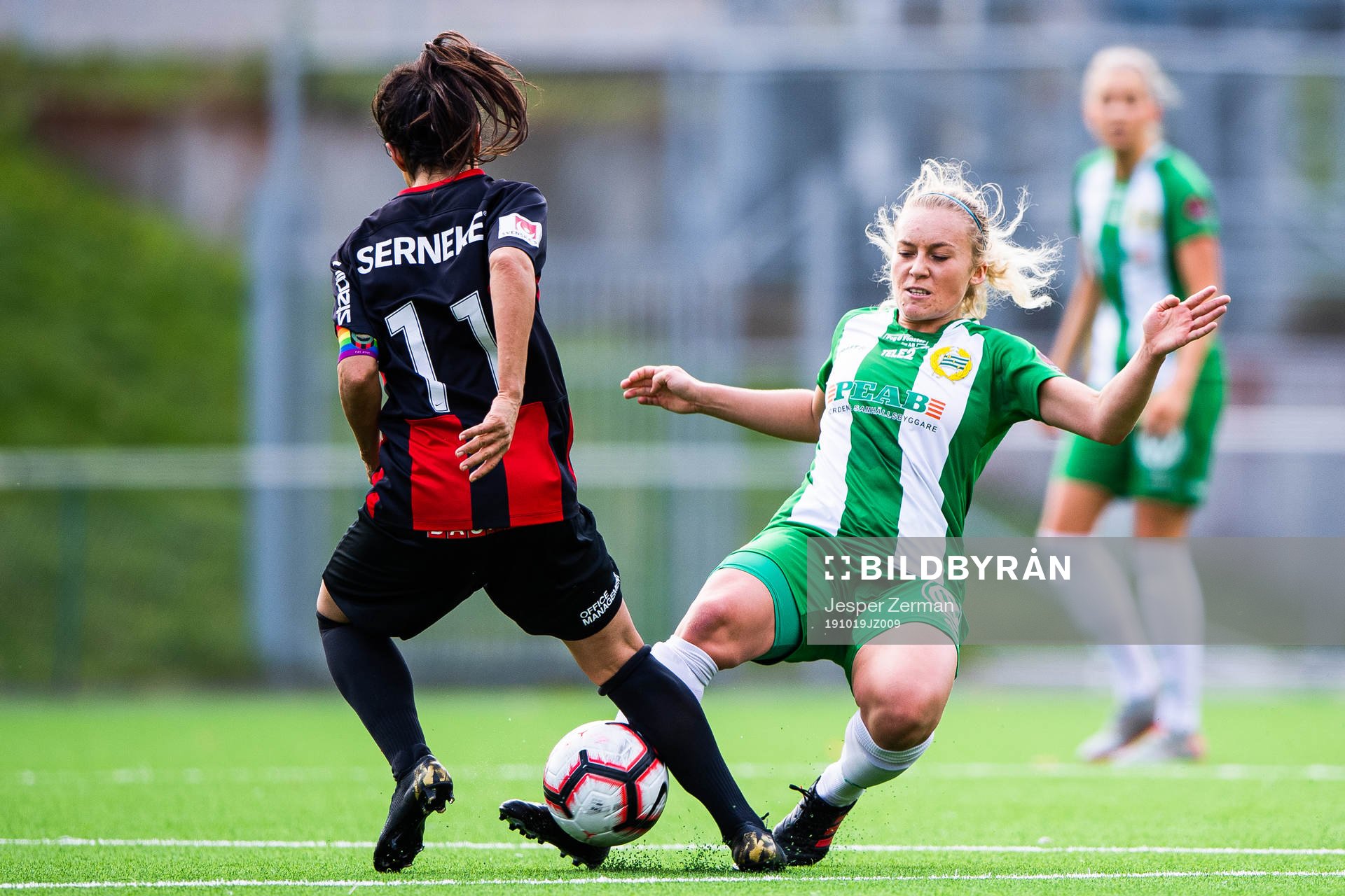 Brommapojkarnas Aisha Faiqi och Hammarbys Ellen Gibson i