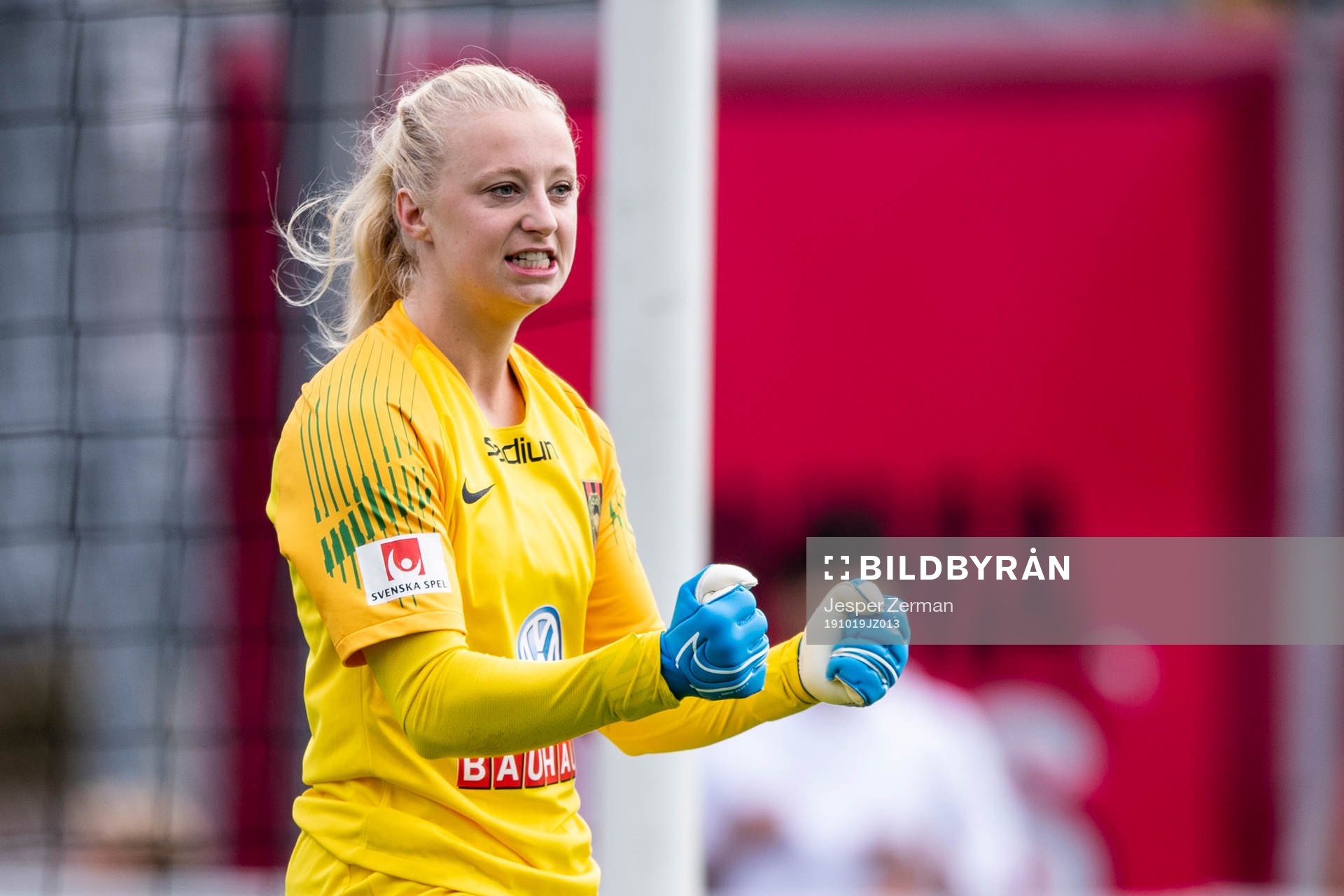 Brommapojkarnas  målvakt Josephine Frigge jublar