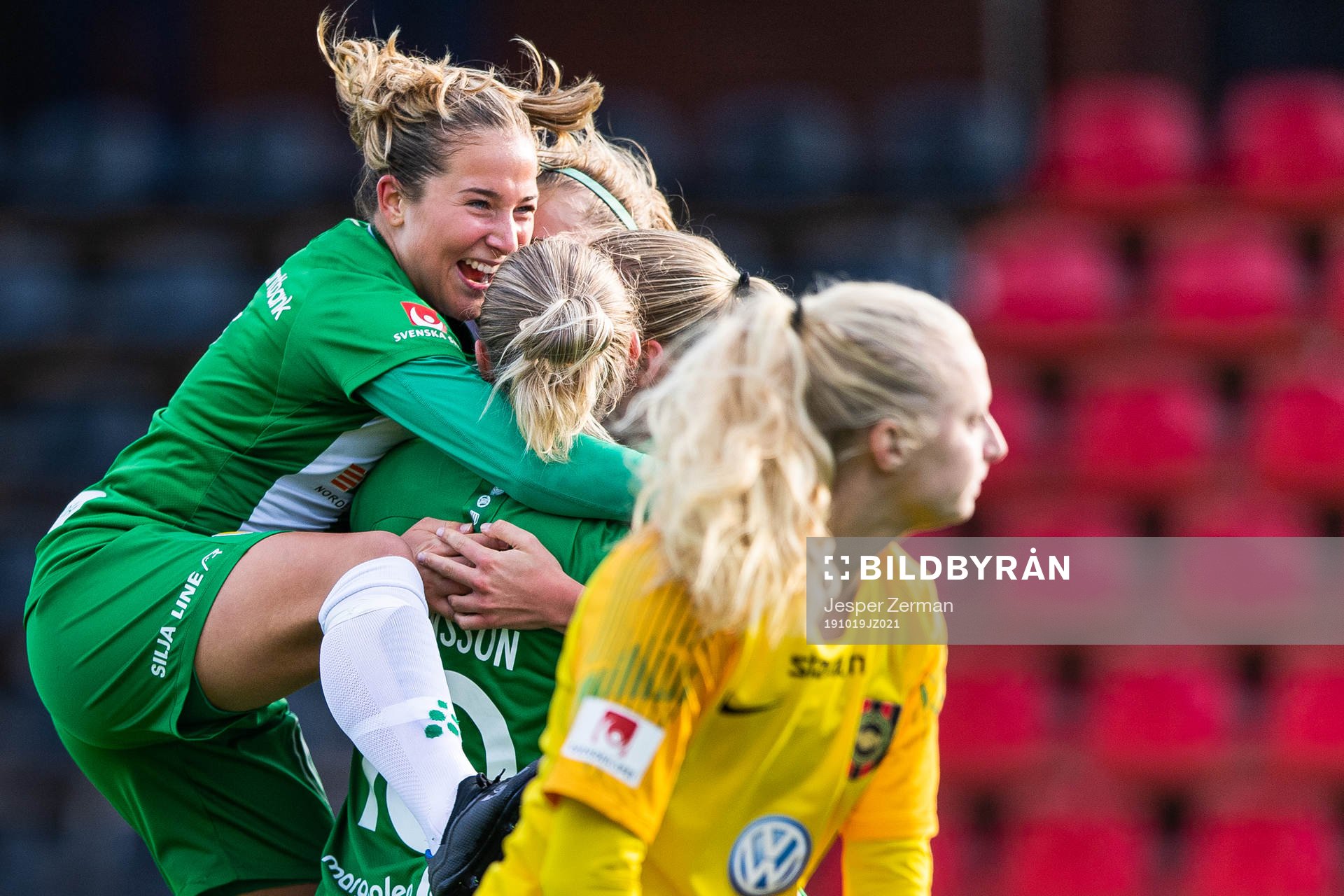 Hammarbys Emma Jansson och Felicia Saving jublar med Hanna
