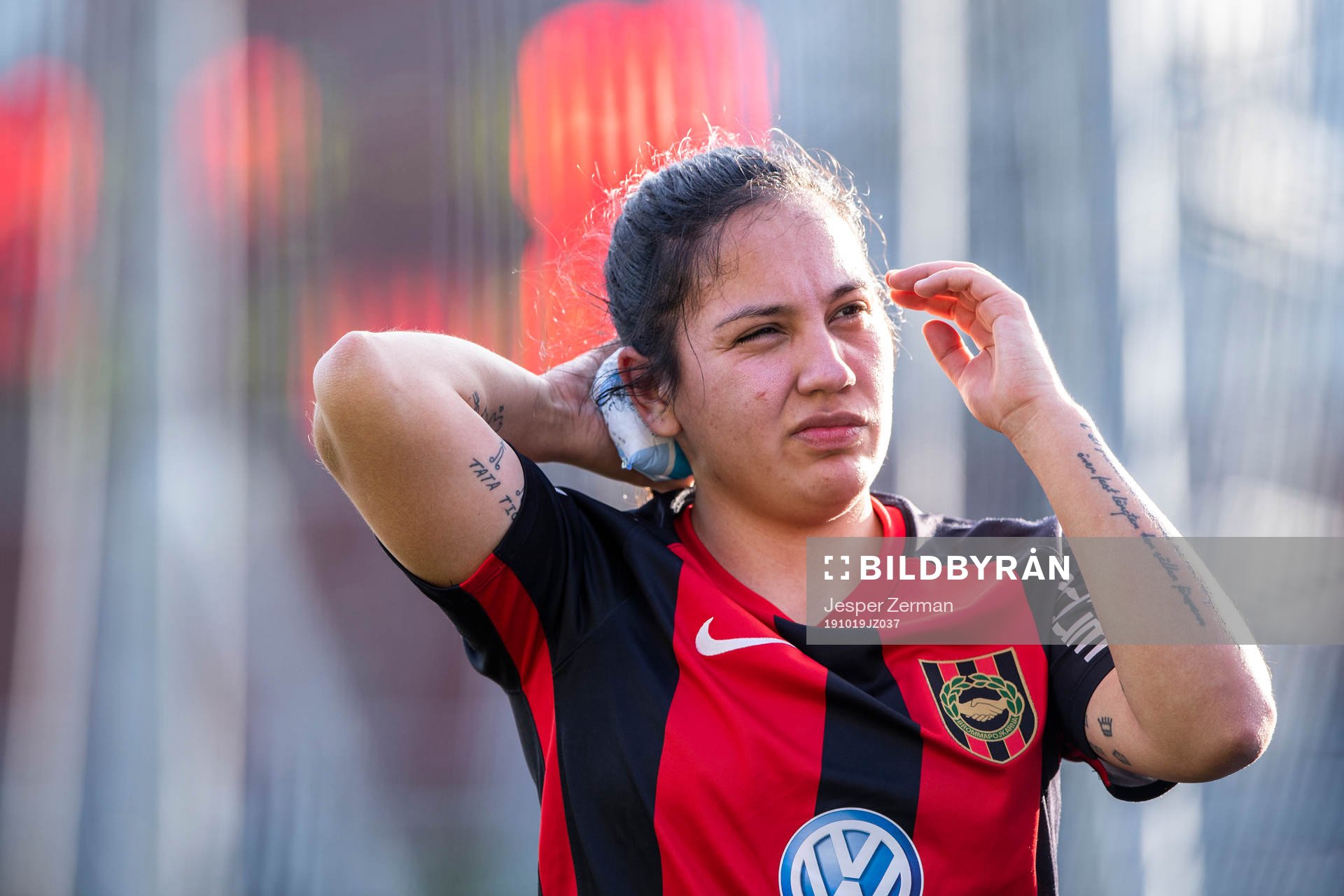 Brommapojkarnas  Michelle Rojas Flores håller en ispåse