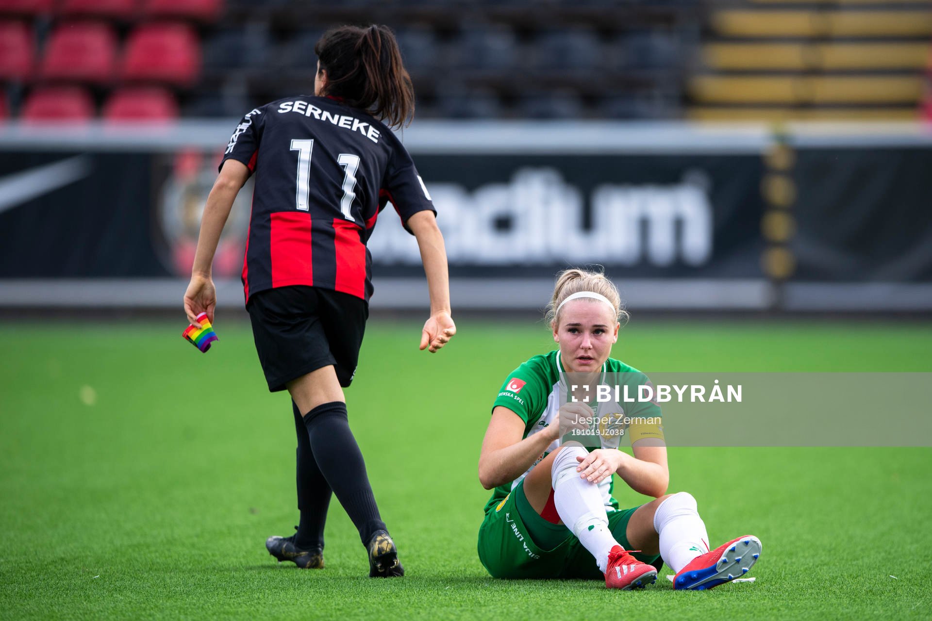 Brommapojkarnas  Aisha Faiqi och Hammarbys Emma Jansson