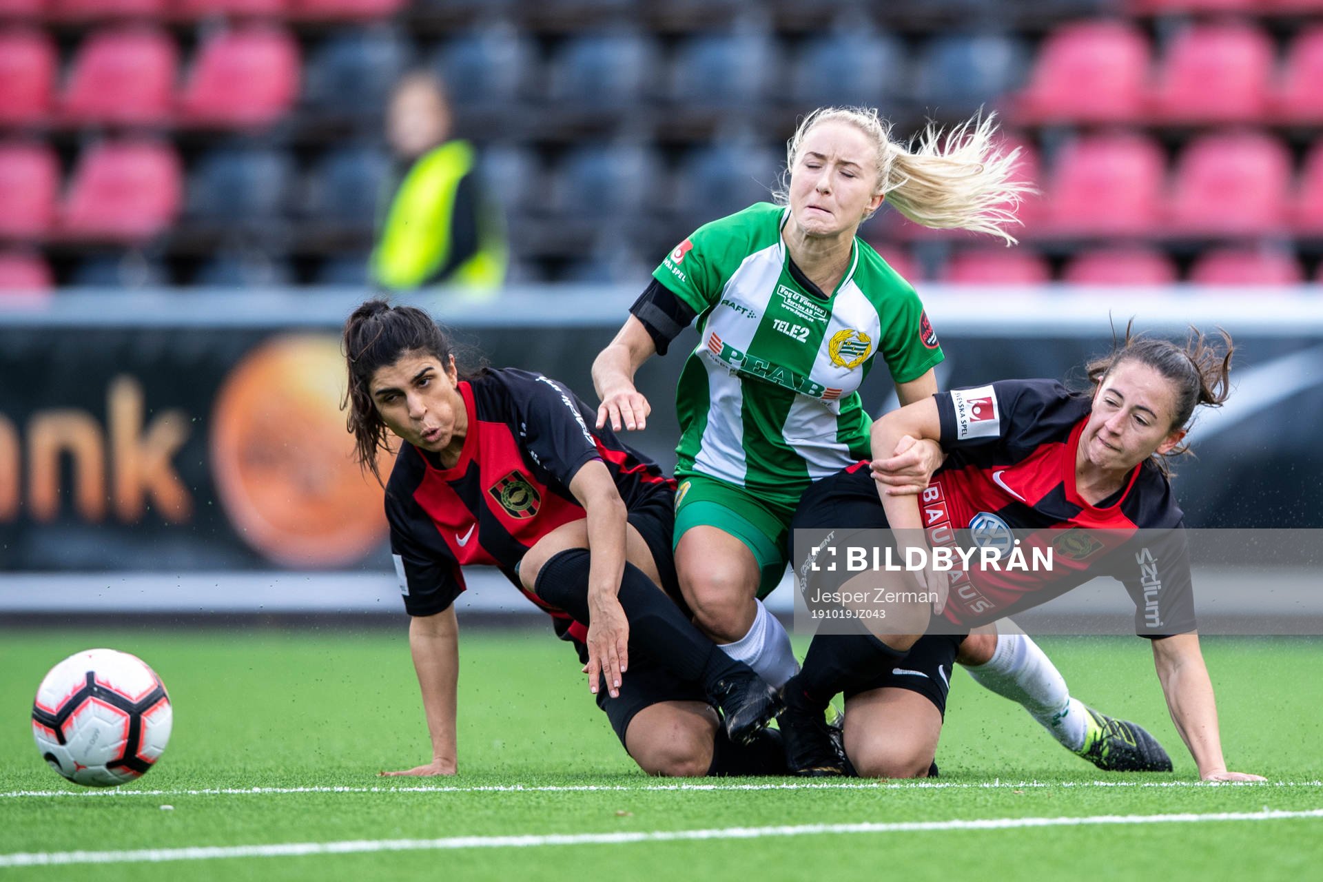 Brommapojkarnas  Aisha Faiqi och Lovisa Norrby mot