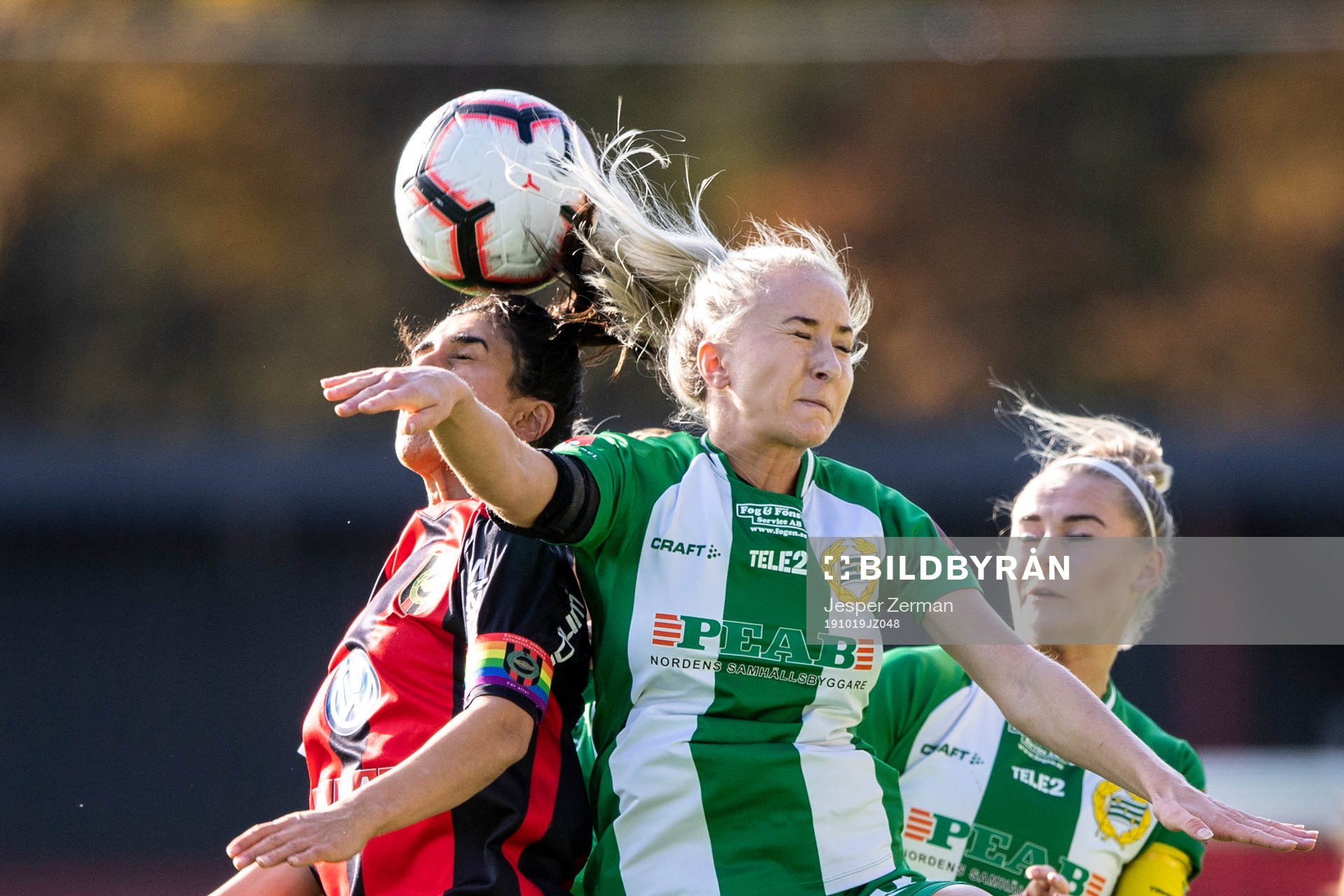 Brommapojkarnas  Aisha Faiqi och Hammarbys Jonna Ståhl