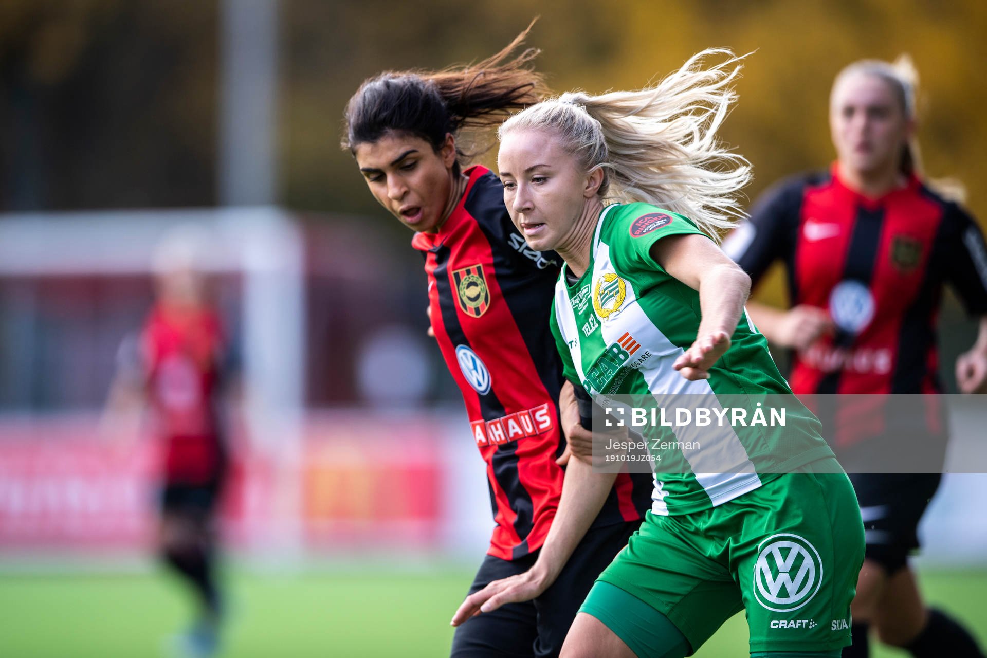 Brommapojkarnas  Aisha Faiqi och Hammarbys Jonna Ståhl