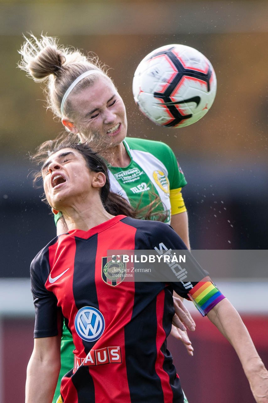 Brommapojkarnas  Aisha Faiqi och Hammarbys Emma Jansson