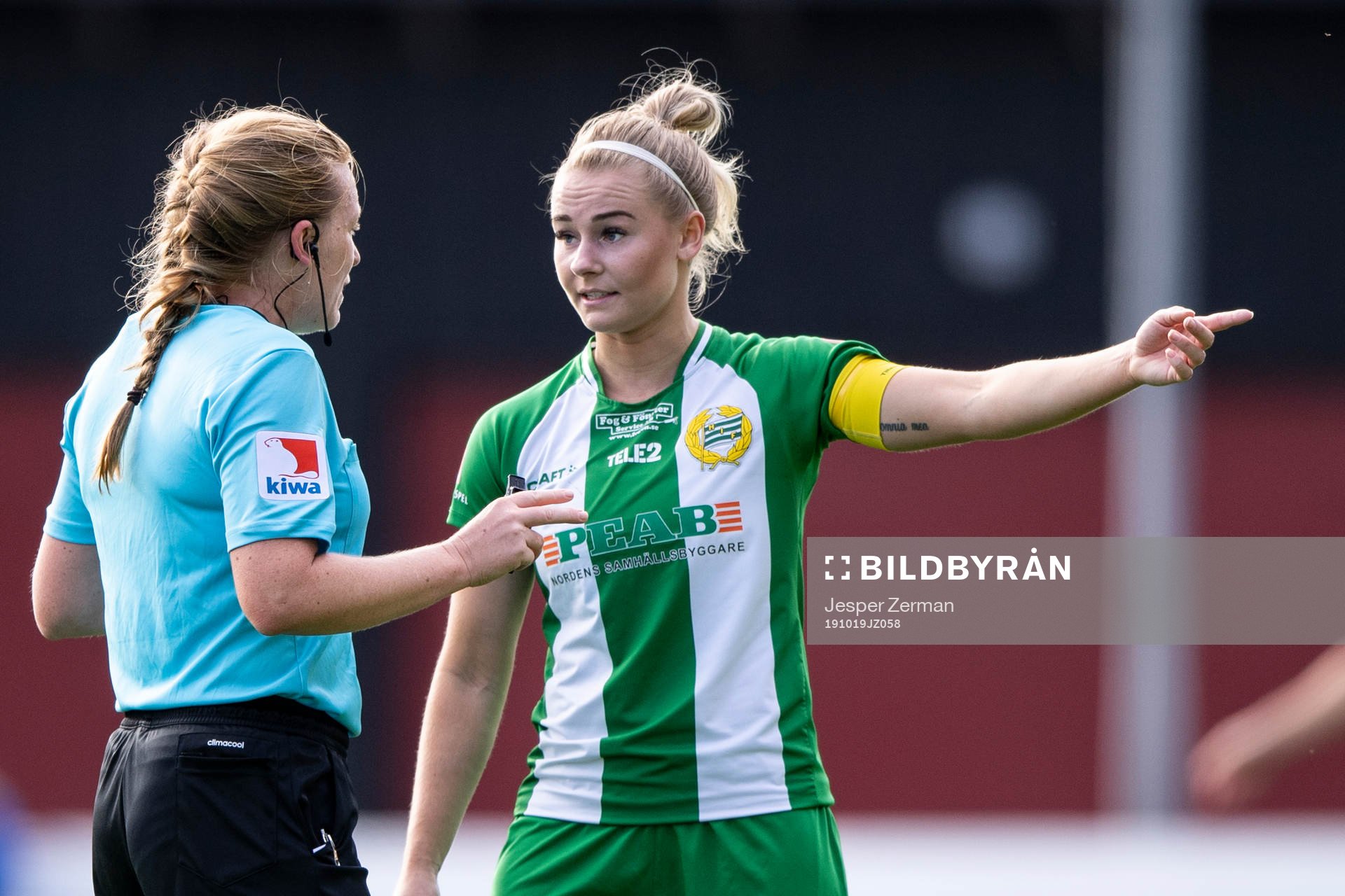 Domare Annica Torkelsson och Hammarbys Emma Jansson