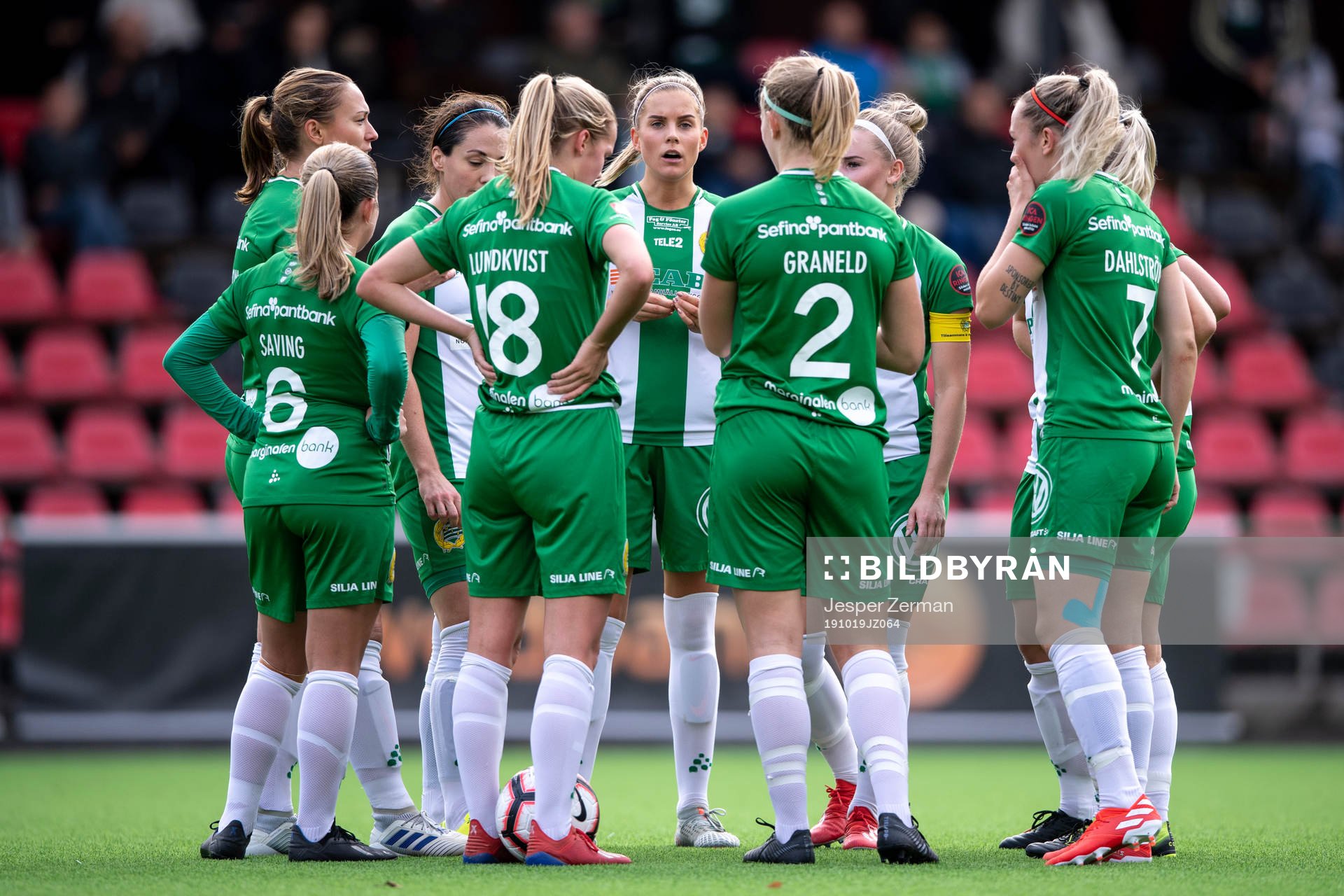 Hammarbys spelare samlas i en ring under fotbollsmatchen i Elitettan mellan Brommapojkarna och Hammarby den 19 oktober 2019 i Stockholm.