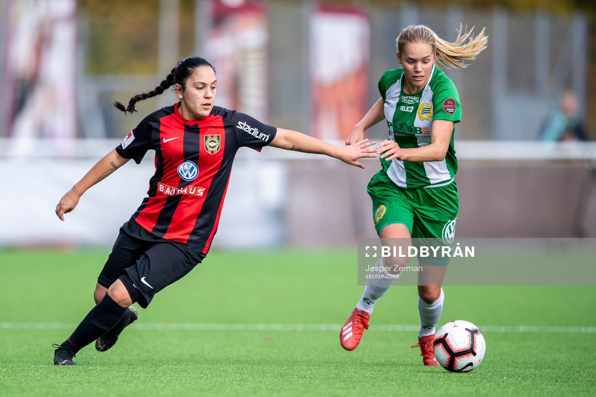 Brommapojkarnas Michelle Rojas Flores och Hammarbys Hanna Lundkvist under fotbollsmatchen i Elitettan mellan Brommapojkarna och Hammarby den 19 oktober 2019 i Stockholm.