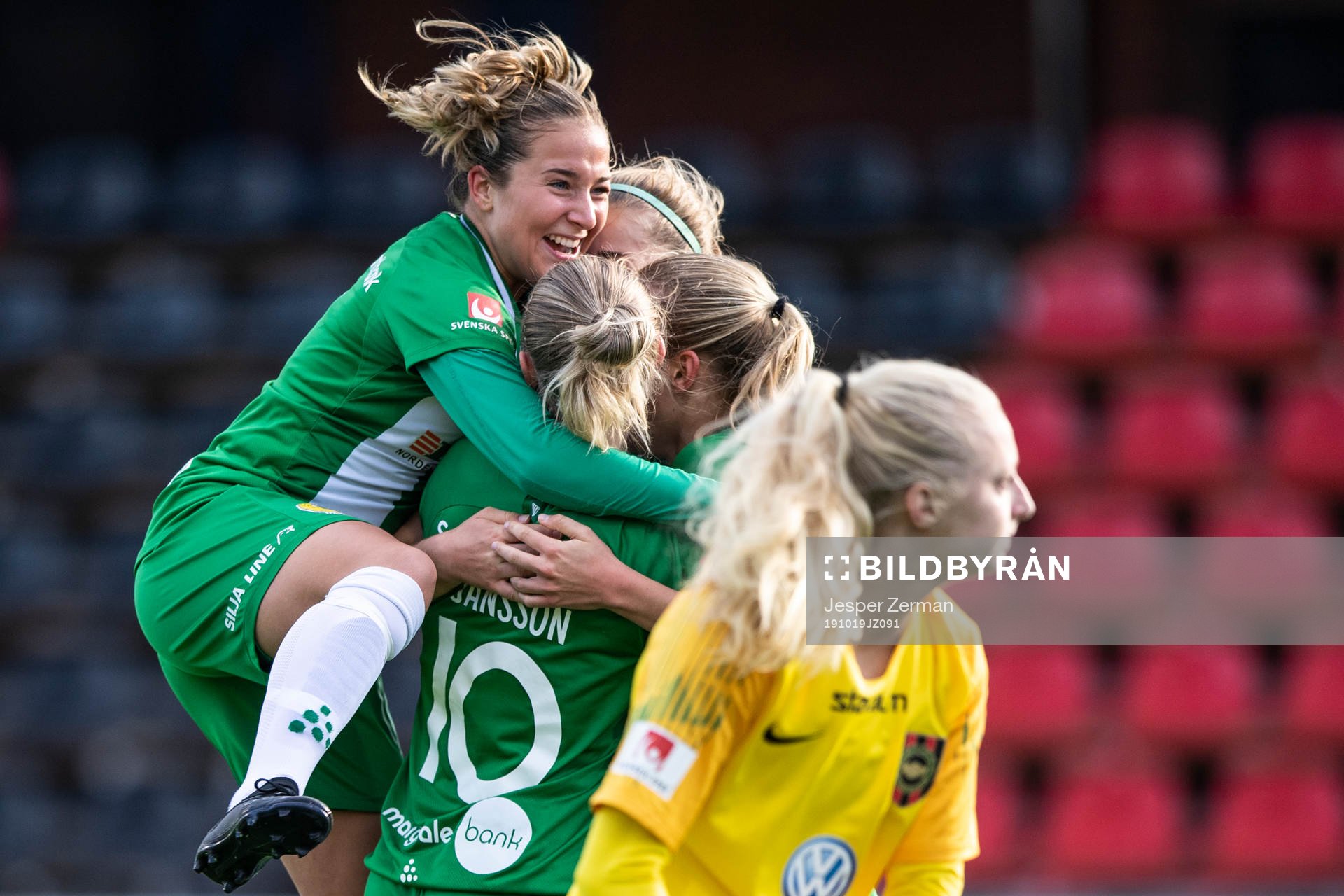 Hammarbys Felicia Saving och Emma Jansson jublar