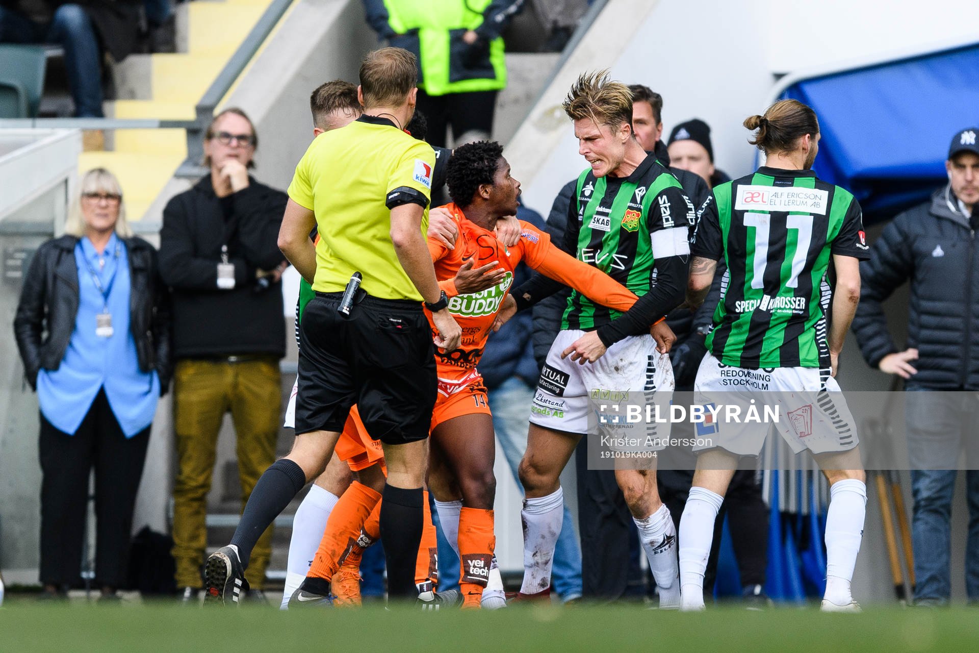 Varbergs Adama Fofana och GAIS Marcus Bergholtz
