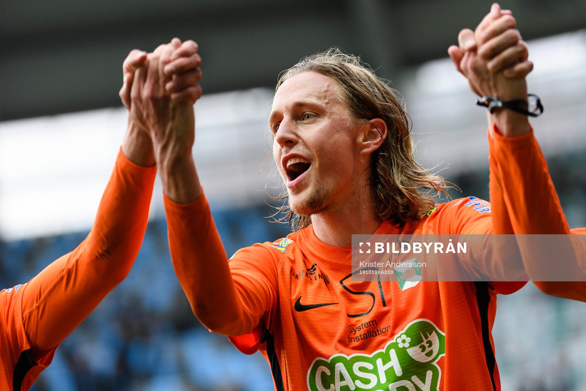 Varbergs Joakim Lindner jublar efter fotbollsmatchen i Superettan mellan GAIS och Varberg den 19 oktober 2019 i Göteborg.