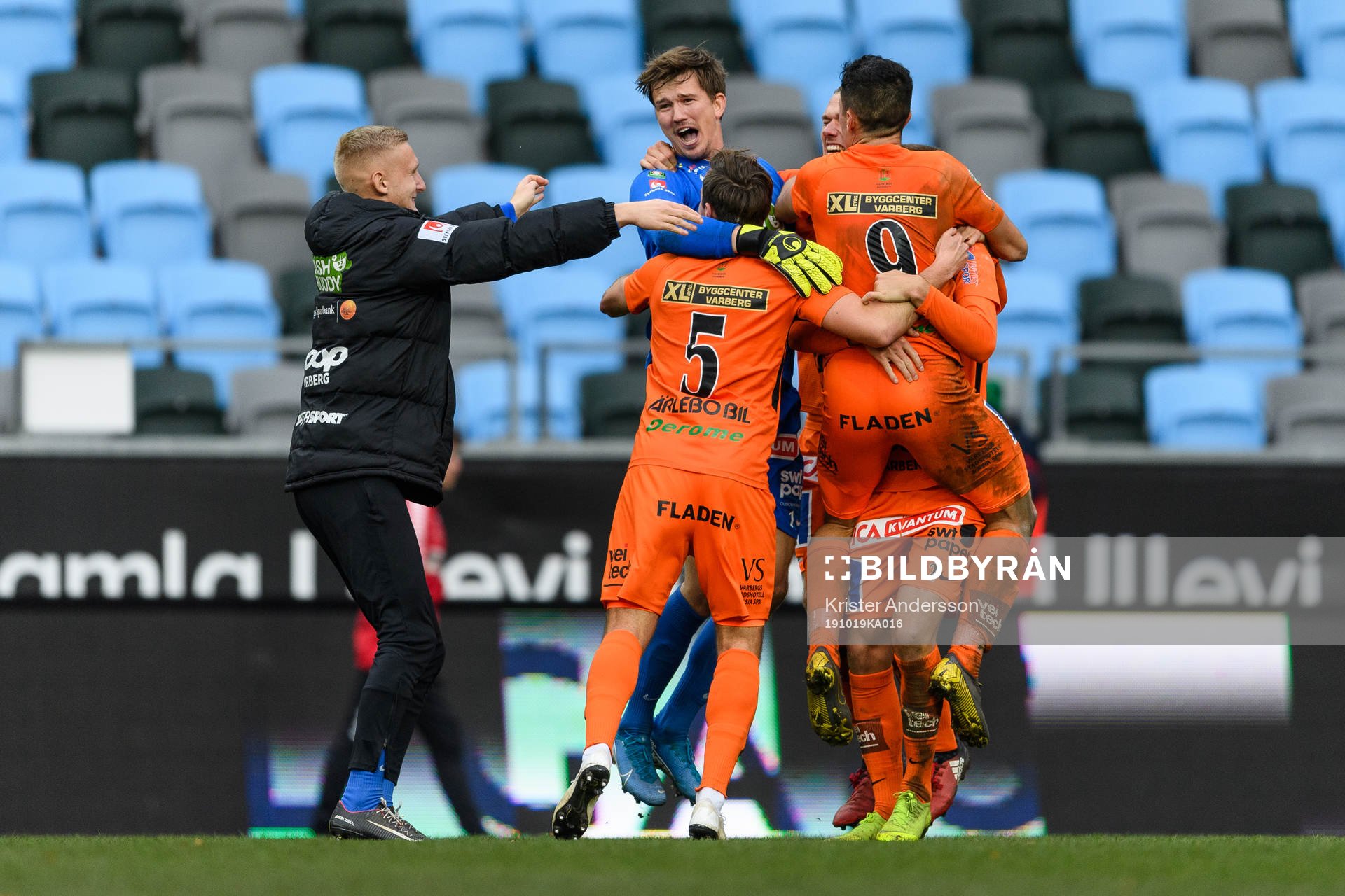 Varbergs spelare jublar efter fotbollsmatchen i Superettan mellan GAIS och Varberg den 19 oktober 2019 i Göteborg.