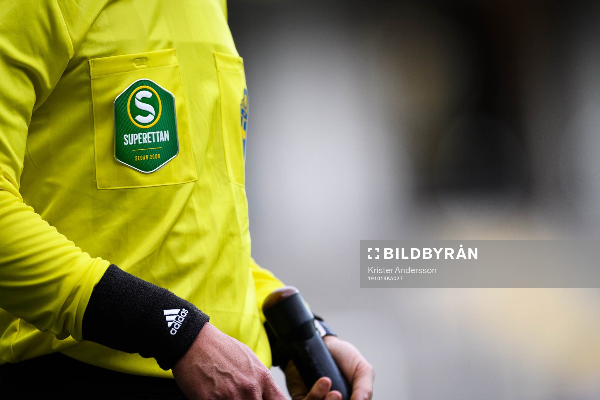 Domare med Superettan logo på tröjan