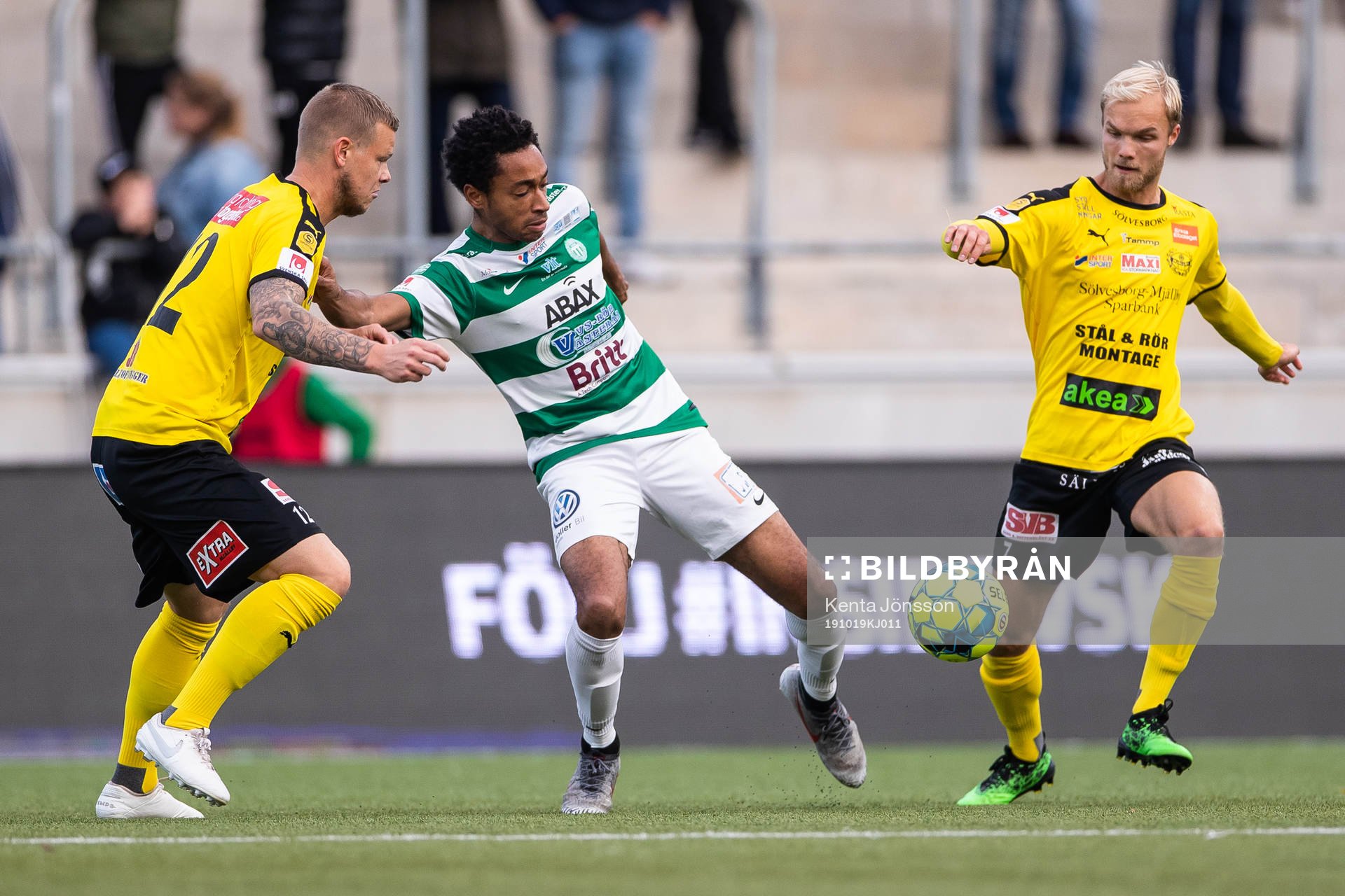 Mjällbys David Löfqvist (v) och Viktor Gustafson (h) i