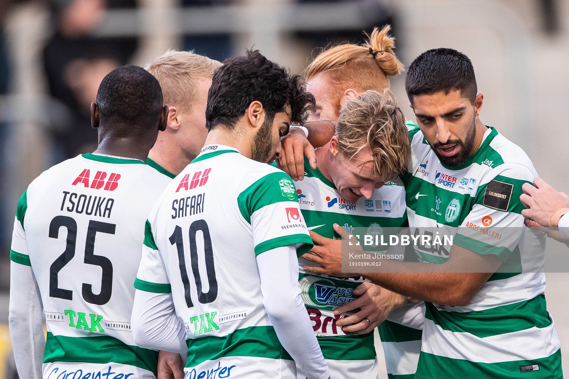 Västerås Emil Skogh (mitten) jublar med lagkamrater