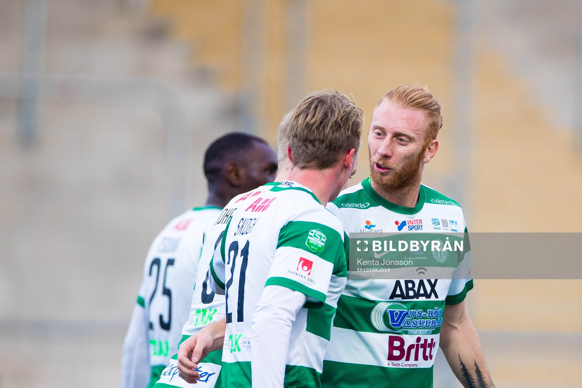 Västerås Emil Skogh jublar med Calle Svensson