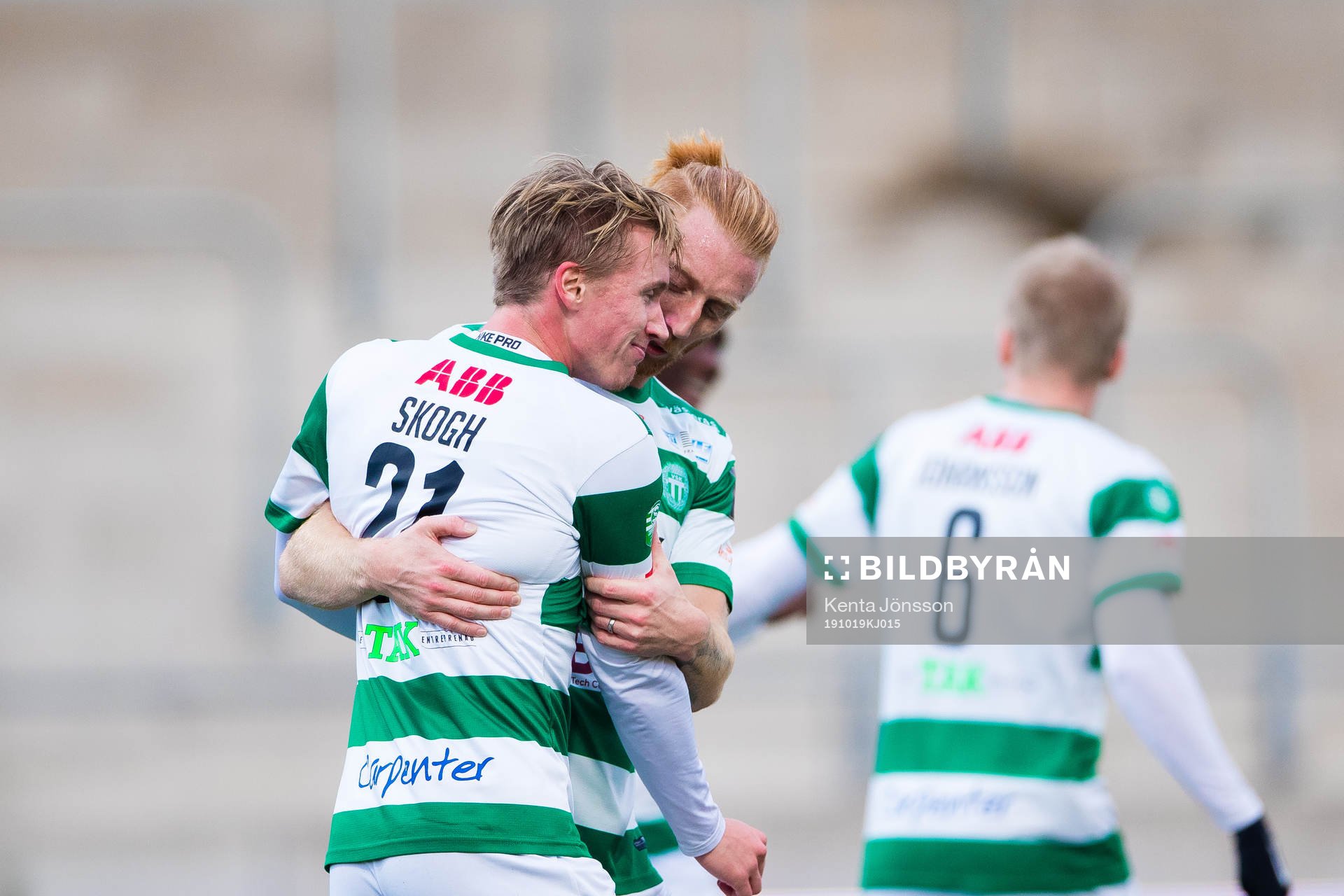 Västerås Emil Skogh jublar med Calle Svensson efter 1-0 under fotbollsmatchen i Superettan mellan Västerås och Mjällby den 19 oktober 2019 i Västerås.