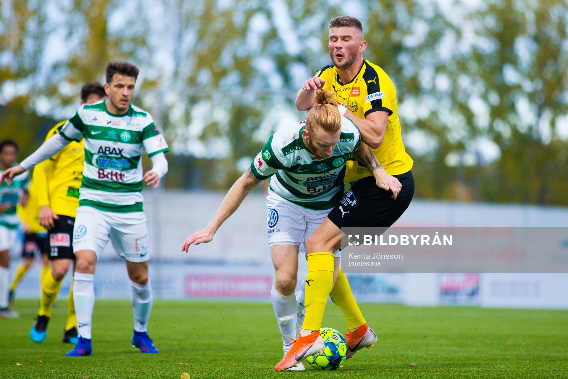 Västerås Calle Svensson och Mjällbys Erik Pärsson