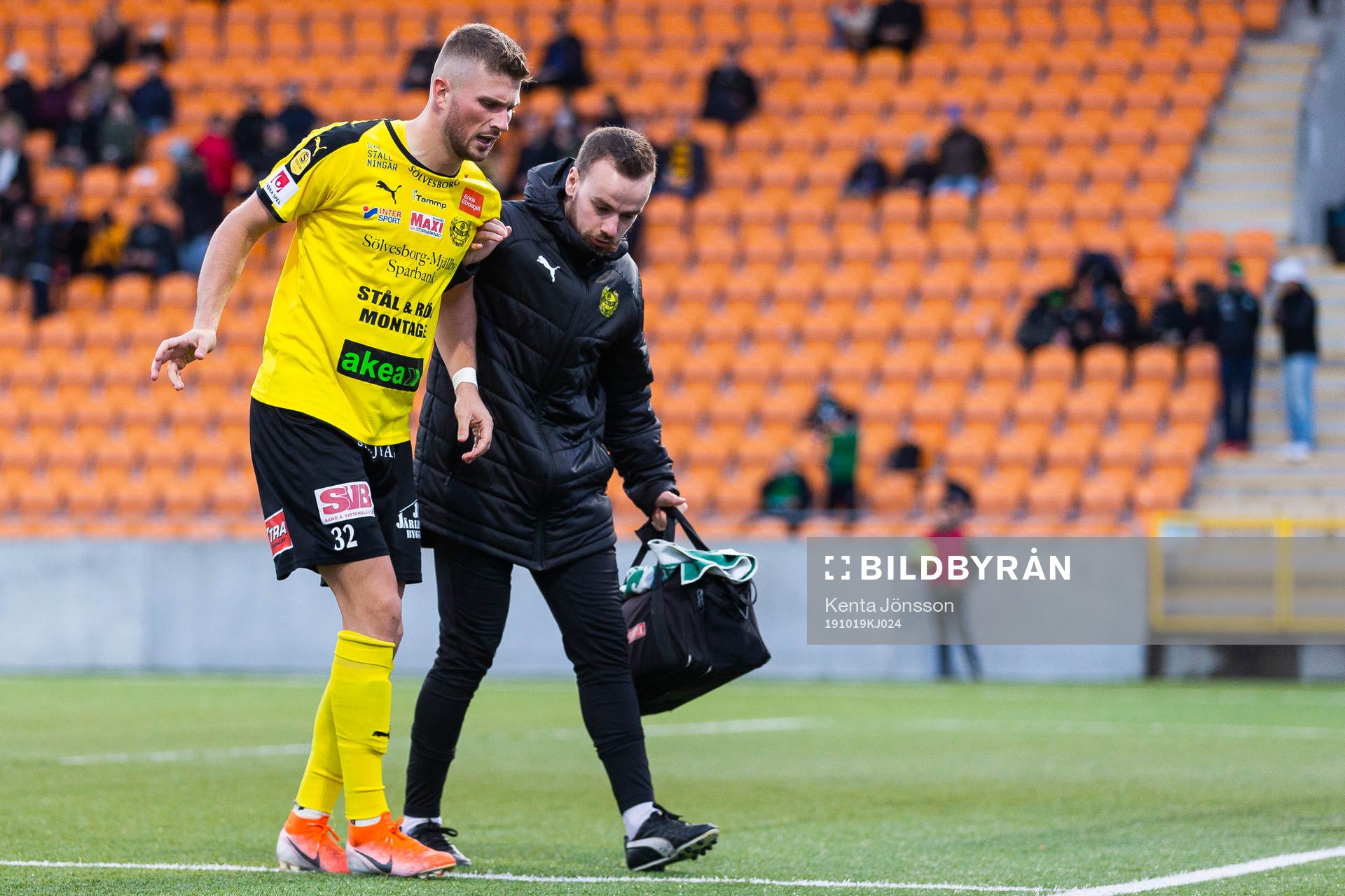 Mjällbys Erik Pärsson får hjälp av plan