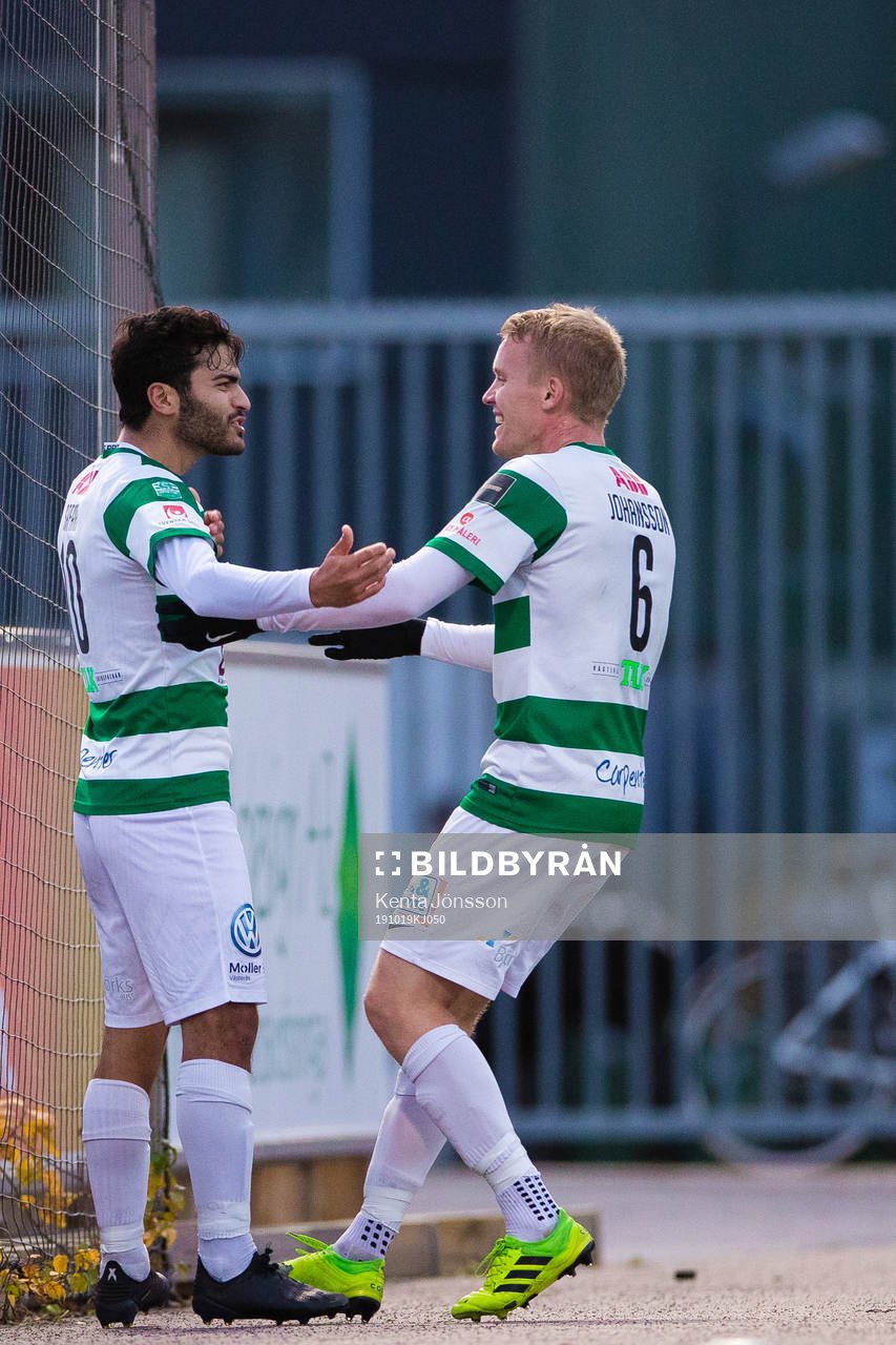 Västerås Karwan Safari jublar med Simon Johansson efter 2-1 under fotbollsmatchen i Superettan mellan Västerås och Mjällby den 19 oktober 2019 i Västerås.
