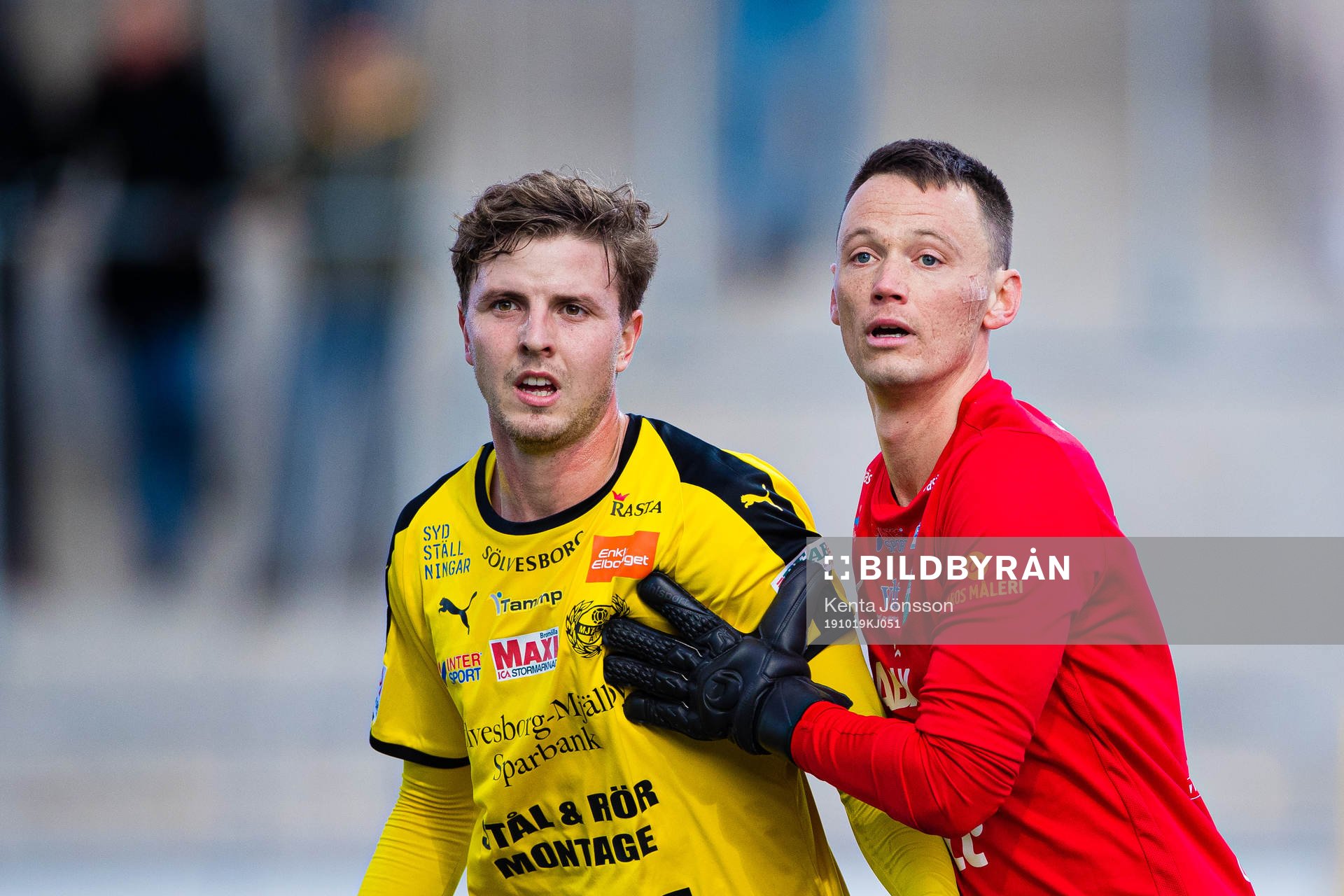 Mjällbys Joel Nilsson och Västerås målvakt Anton