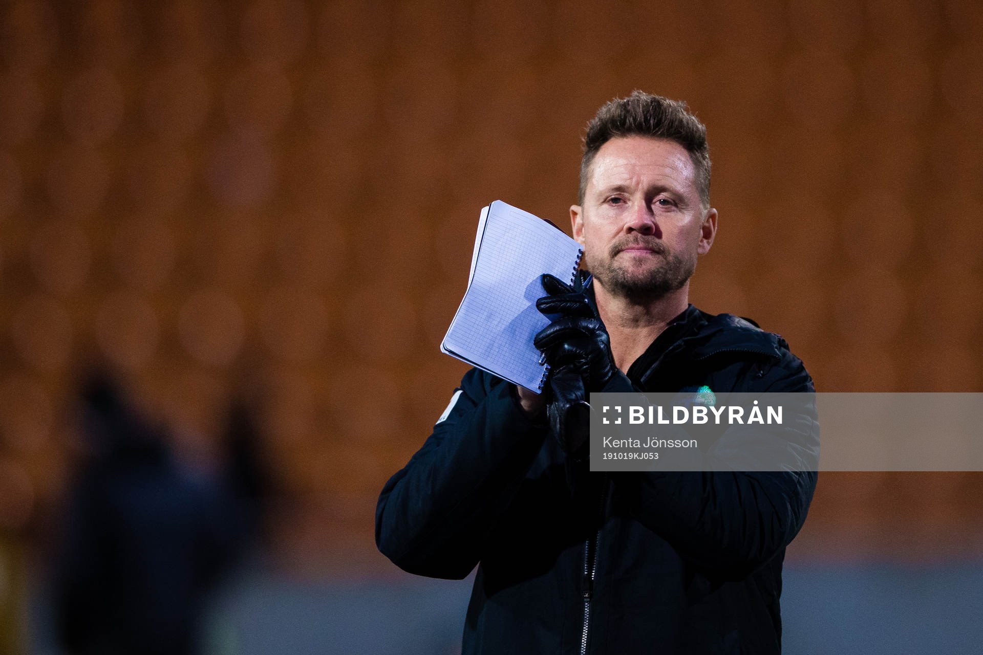 Västerås tränare Peter Markstedt applåderar publiken efter fotbollsmatchen i Superettan mellan Västerås och Mjällby den 19 oktober 2019 i Västerås.