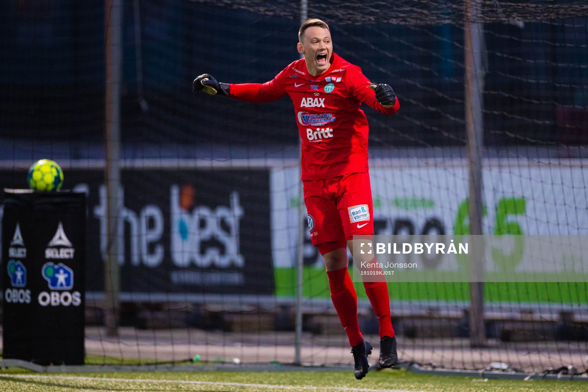 Västerås målvakt Anton Fagerström jublar