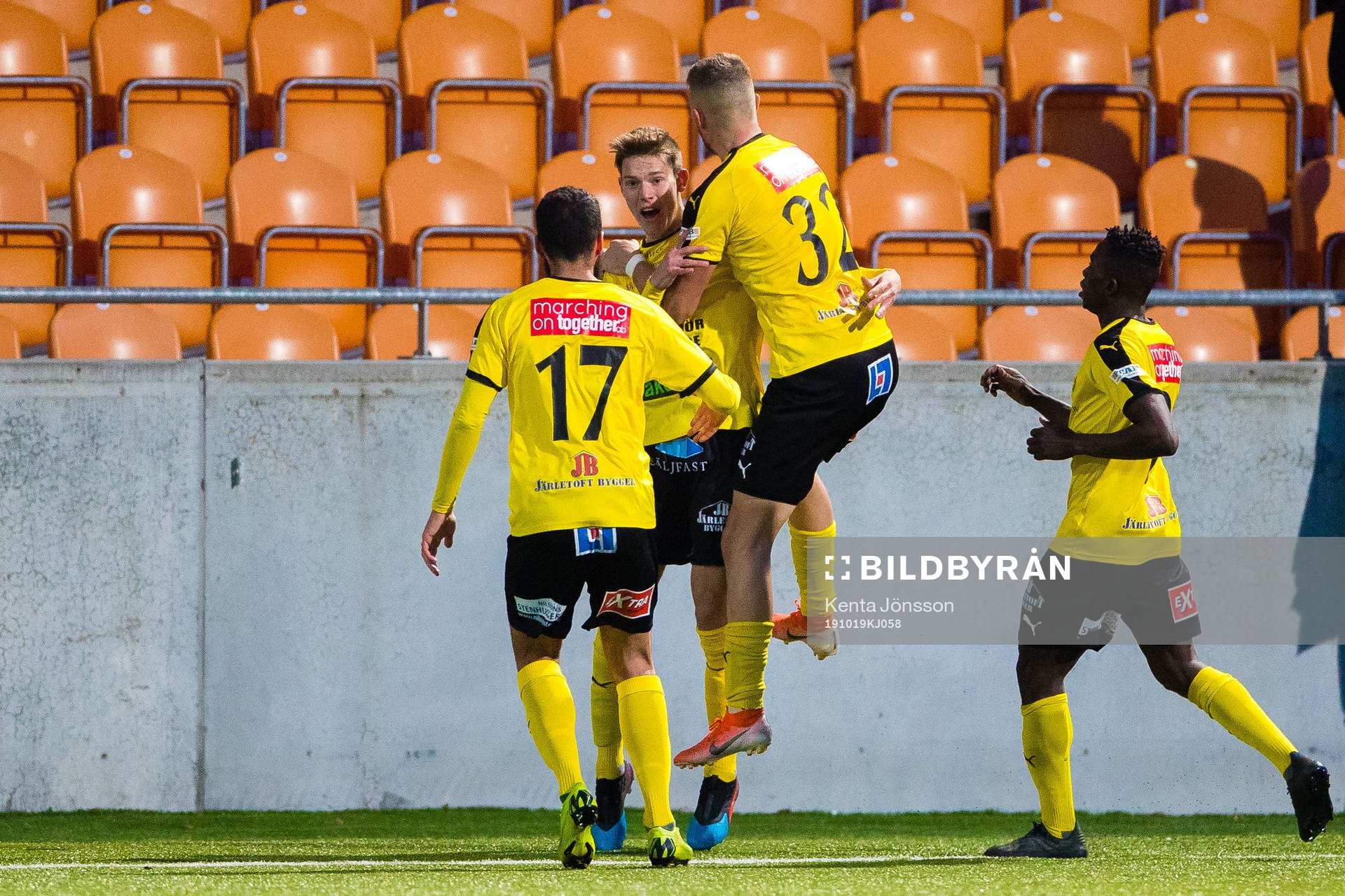 Mjällbys Taylor Silverholt jublar efter 2-2 under fotbollsmatchen i Superettan mellan Västerås och Mjällby den 19 oktober 2019 i Västerås. 
