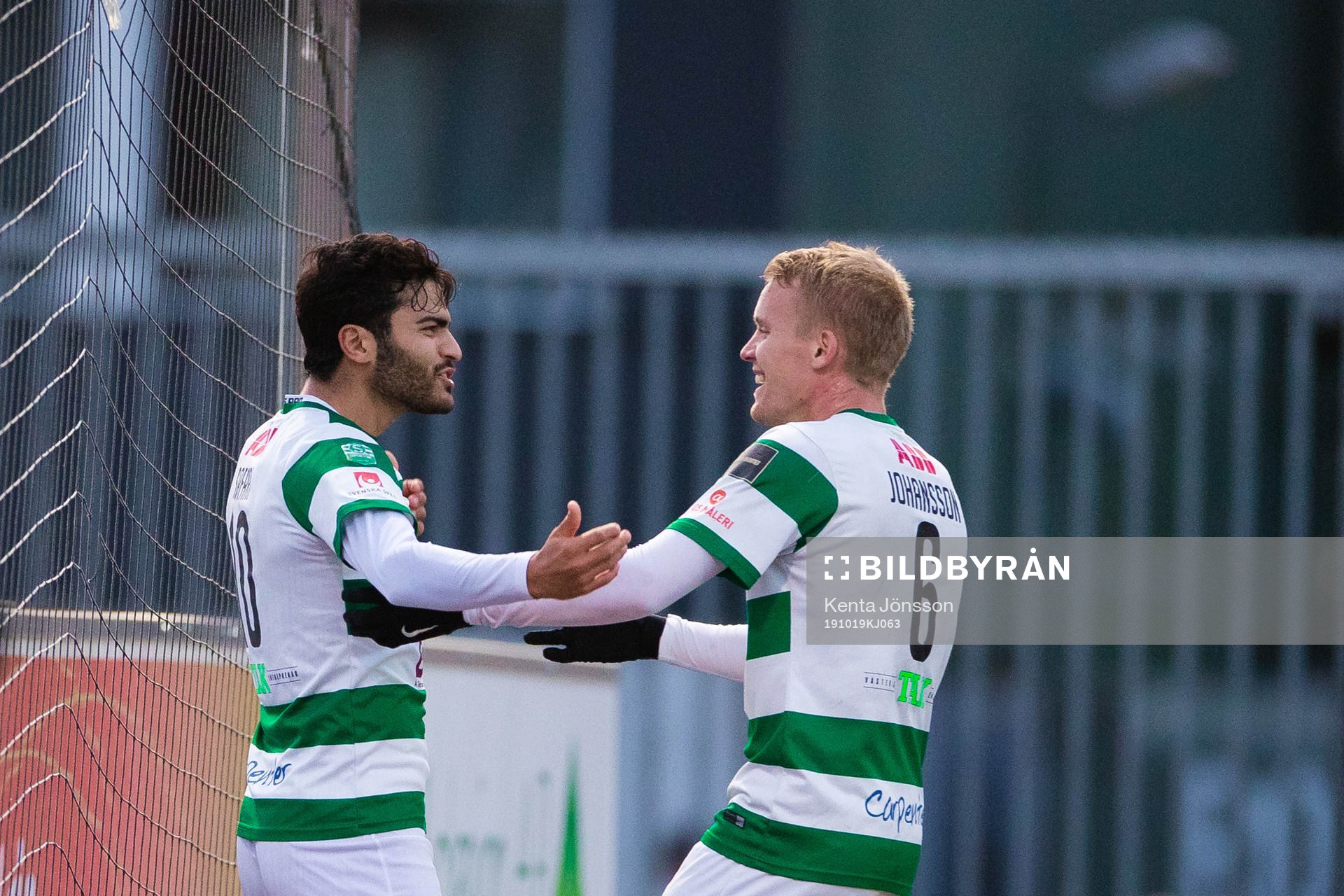 Västerås Karwan Safari jublar med Simon Johansson efter 2-1 under fotbollsmatchen i Superettan mellan Västerås och Mjällby den 19 oktober 2019 i Västerås. 