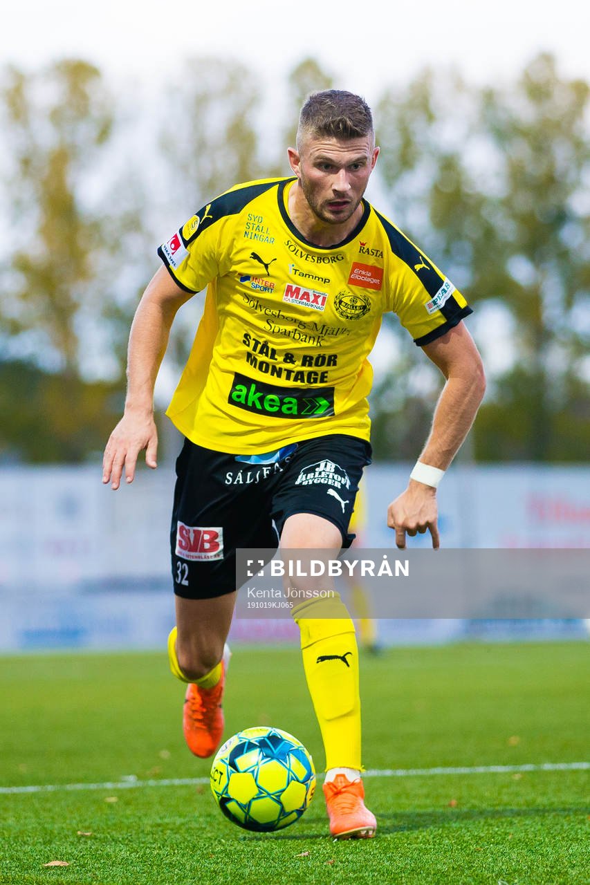 Mjällbys Erik Pärssonu nder fotbollsmatchen i Superettan