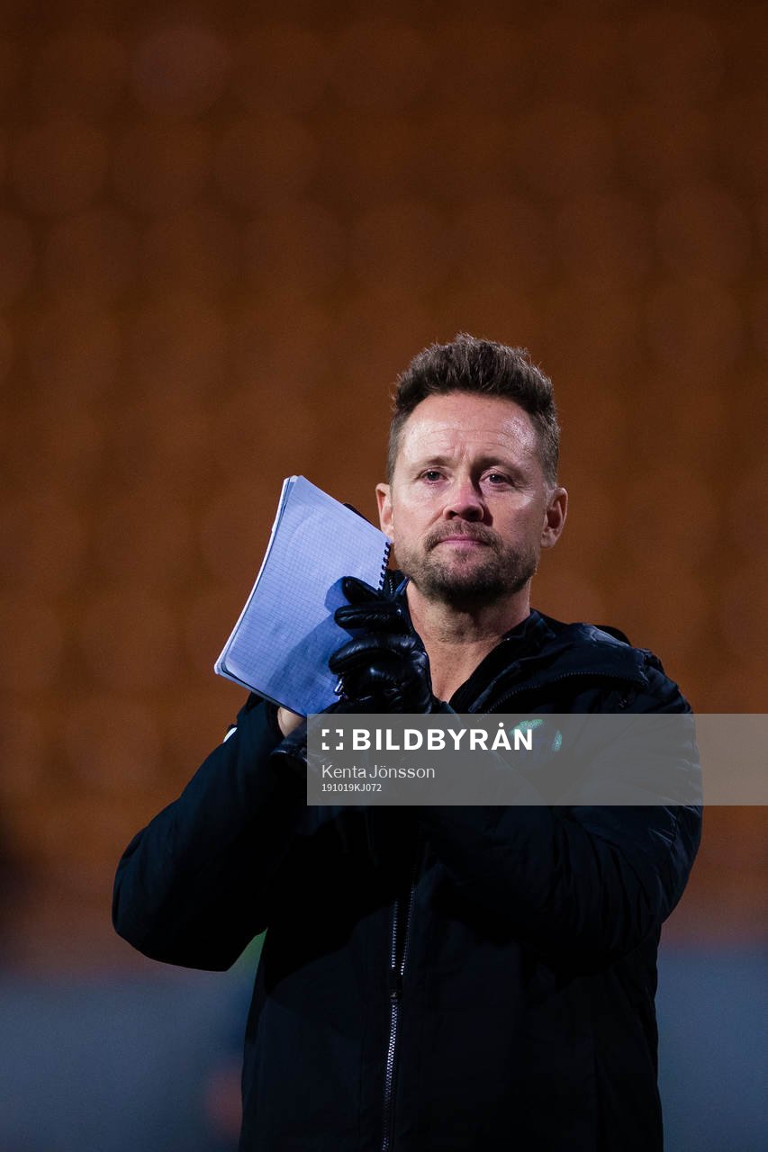 Västerås tränare Peter Markstedt applåderar publiken efter fotbollsmatchen i Superettan mellan Västerås och Mjällby den 19 oktober 2019 i Västerås. 