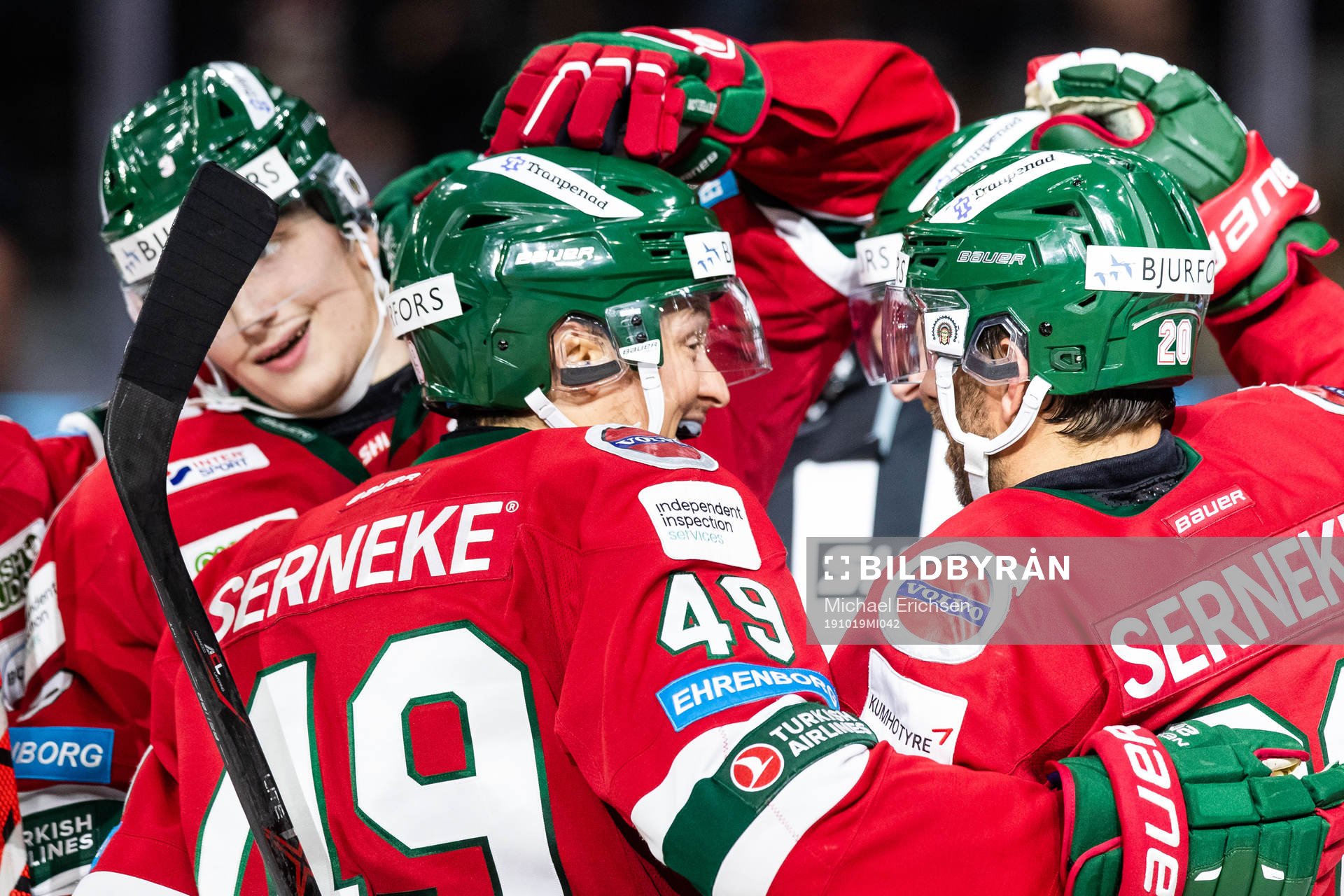 Frölundas Rhett Rakhshani jublar med lagkamrater