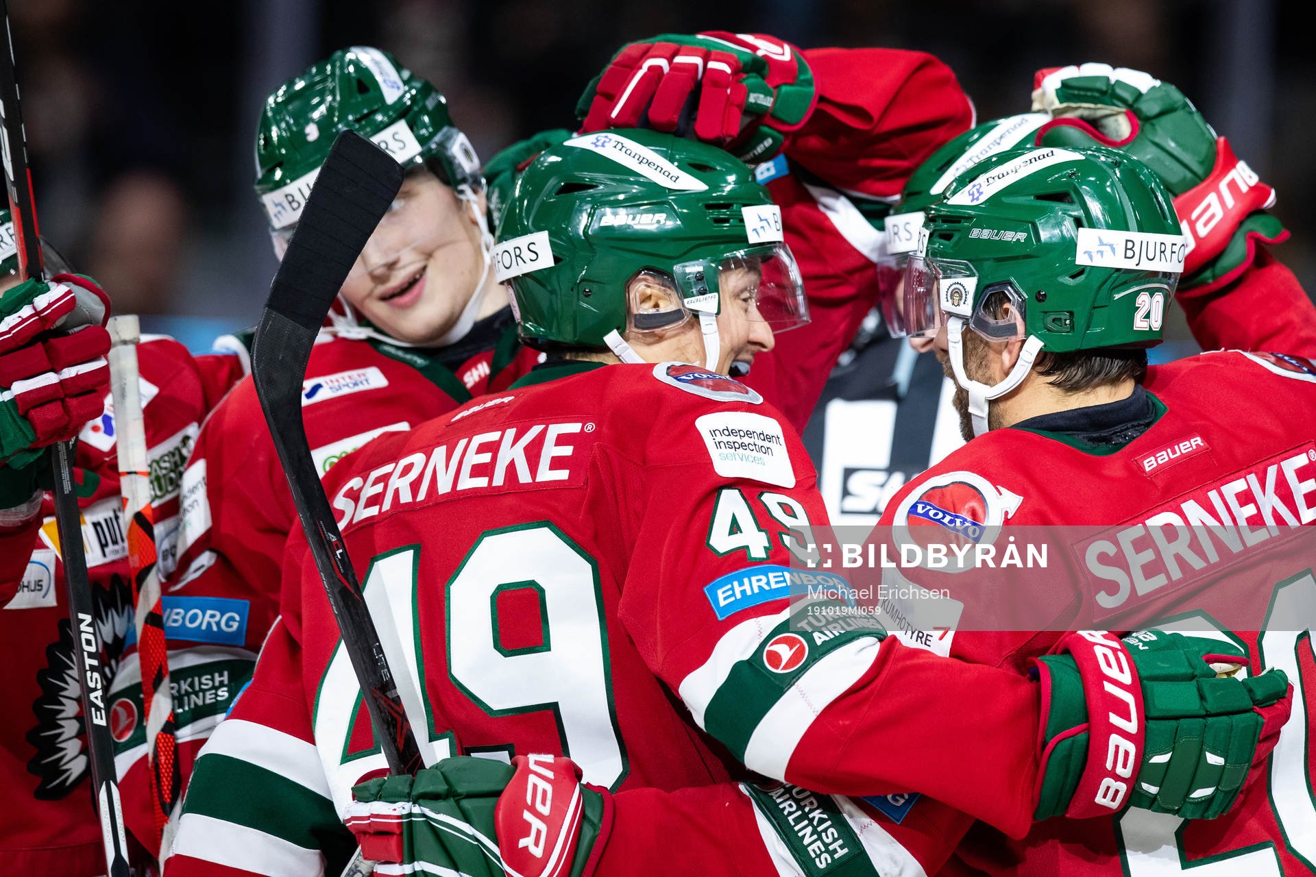 Frölundas Rhett Rakhshani jublar med lagkamrater