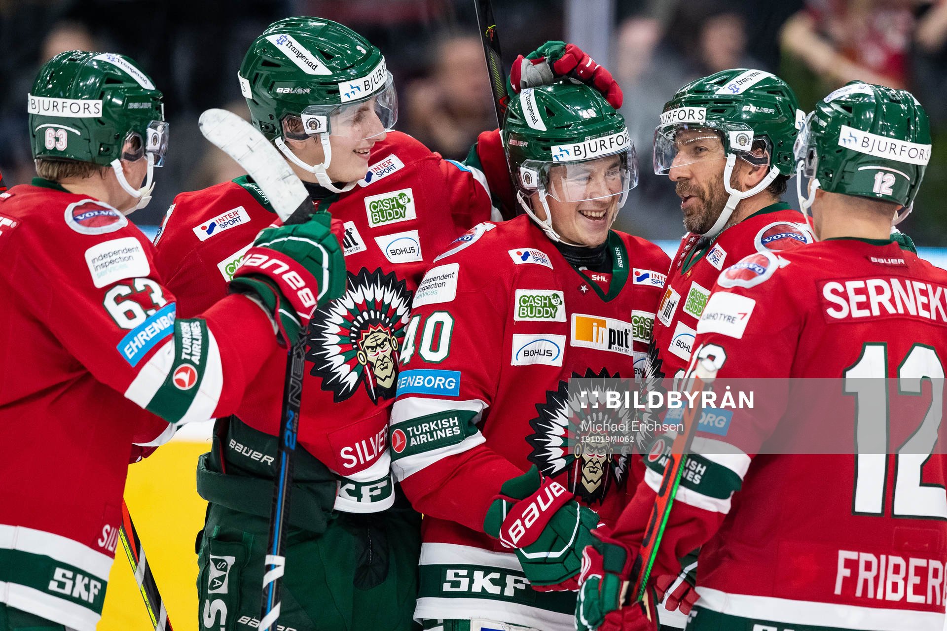 Frölundas Joel Mustonen jublar med lagkamrater