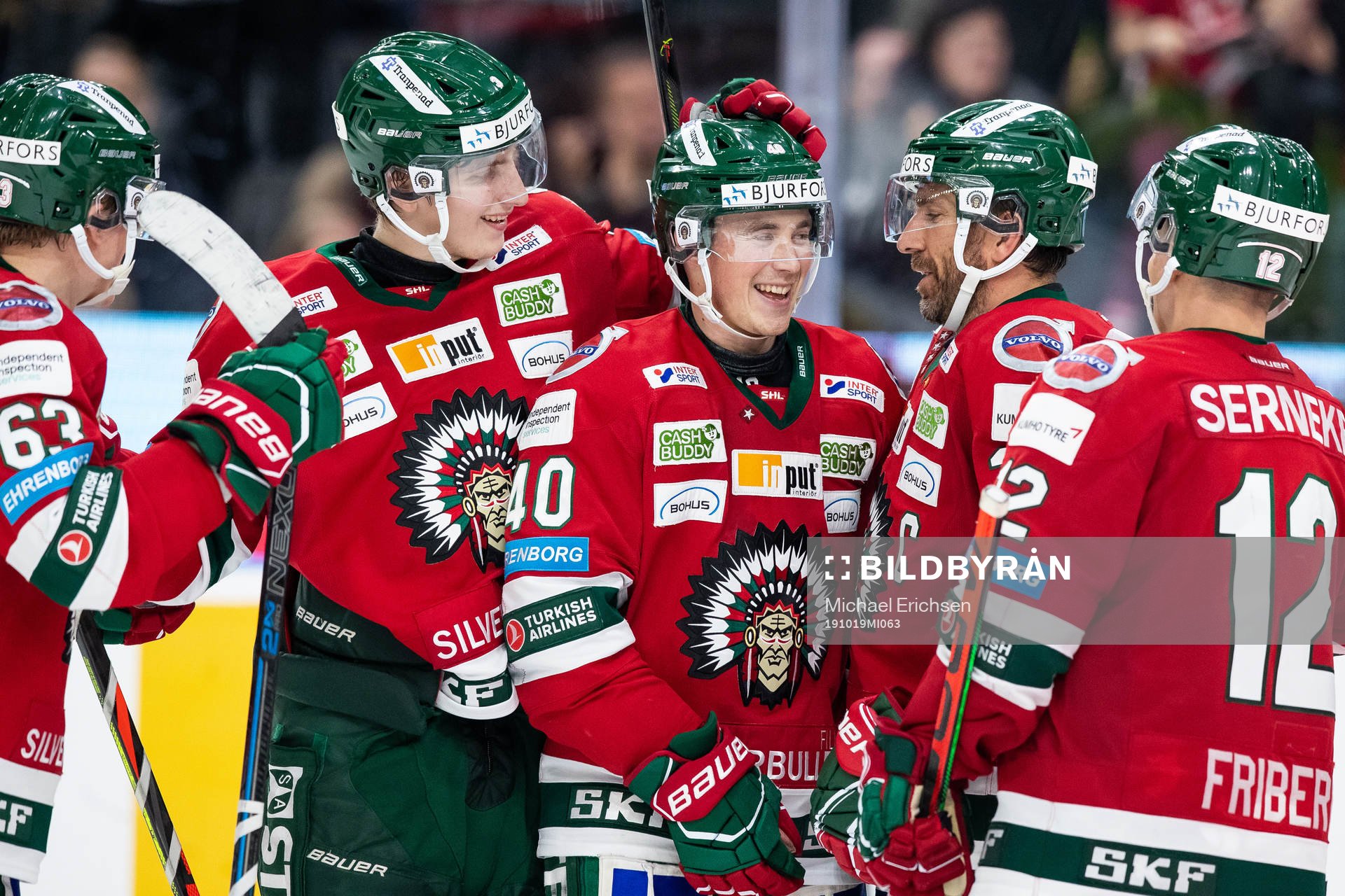 Frölundas Joel Mustonen jublar med lagkamrater