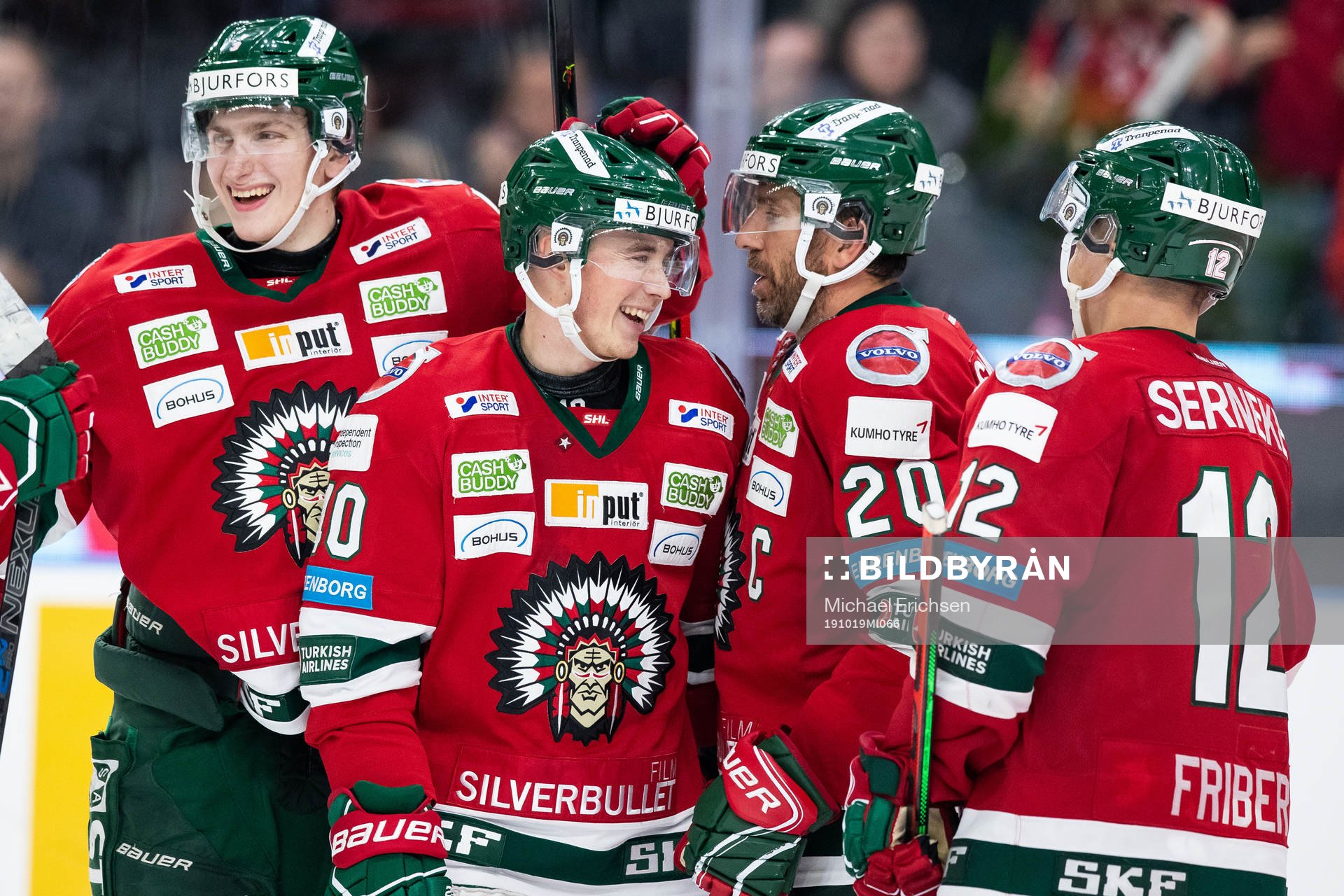 Frölundas Joel Mustonen jublar med lagkamrater