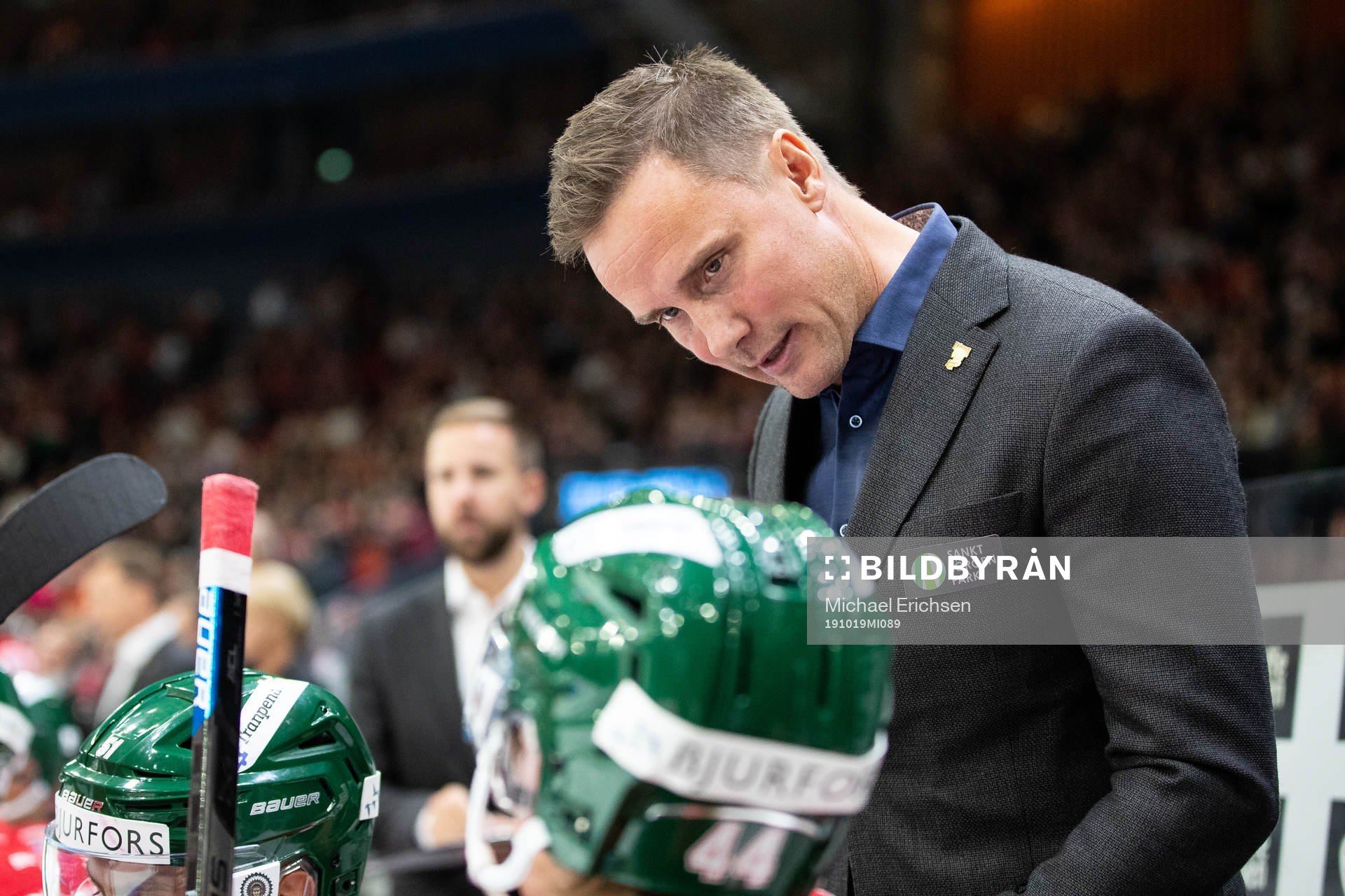 Frölundas tränare Roger Rönnberg pratar med Frölundas