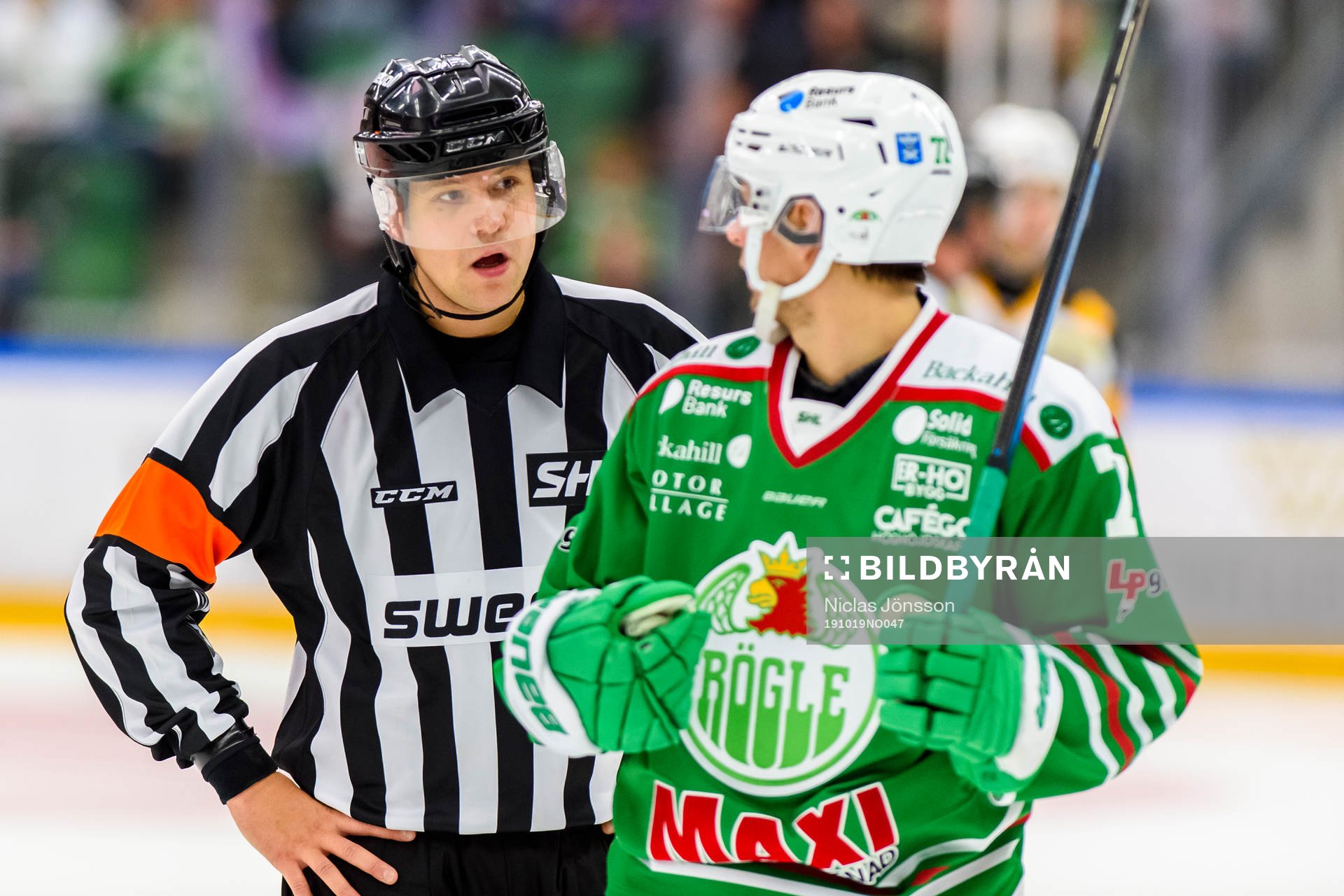Domare Kristijan Nikolic samspråk med Rögles Daniel Zaar