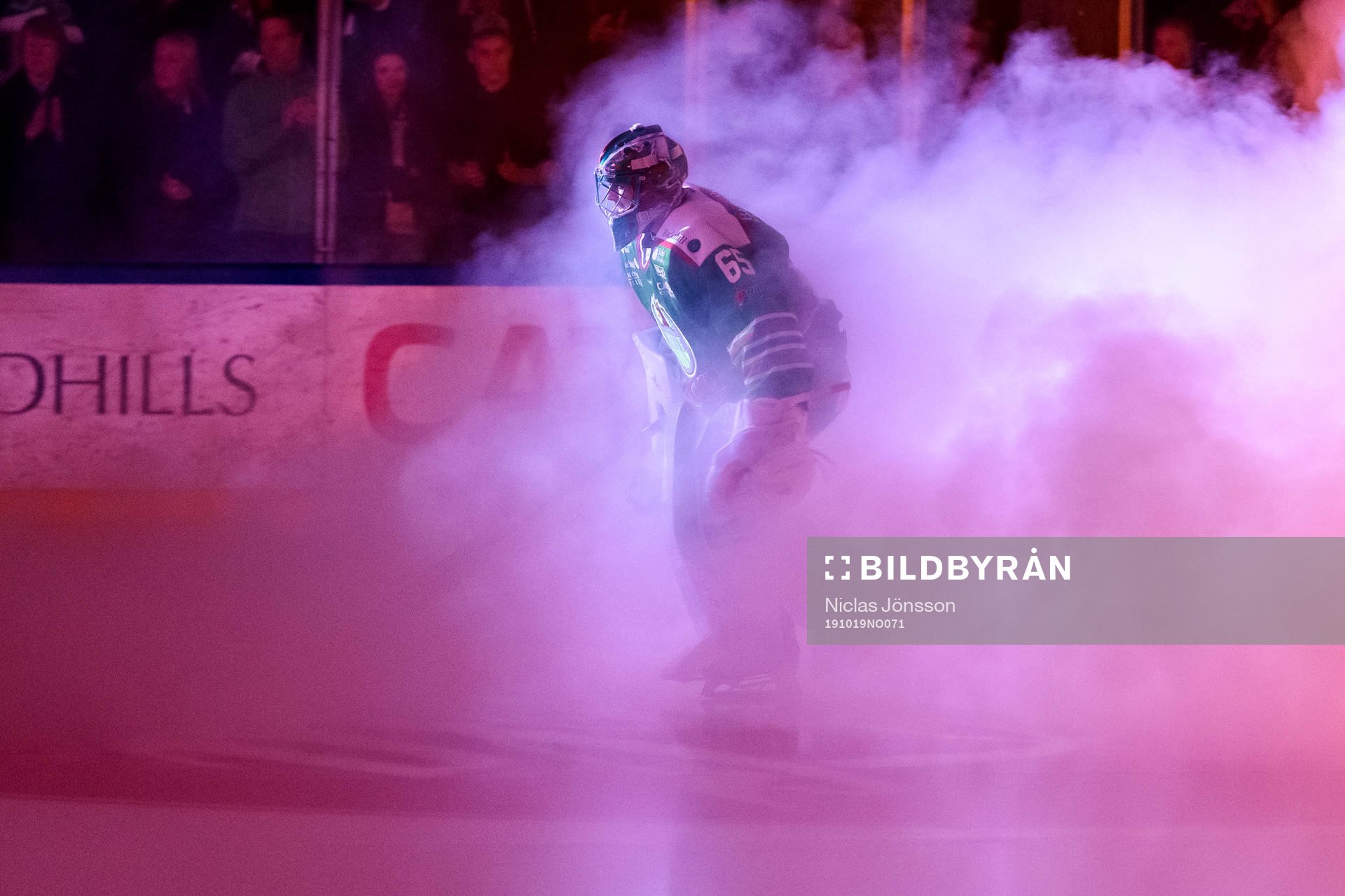 Rögles målvakt Christoffer Rifalk innan ishockeymatchen i